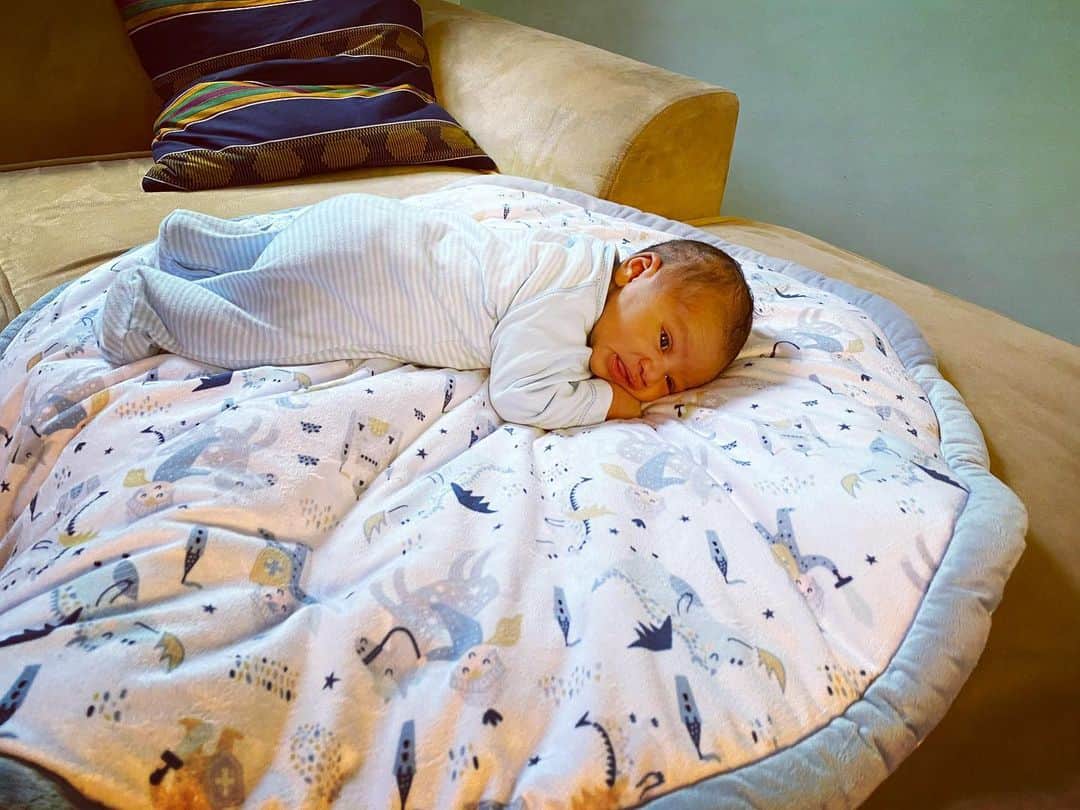 中鉢明子のインスタグラム：「Tummy-time or sleep? You looks tired today😆 アメリカでは赤ちゃんの最初のエクササイズとしてTummy-time(うつ伏せにして運動する)を勧めるのですが.. 本日はお疲れですか?寝ちゃいそう #TummyTime #baby #newyork」