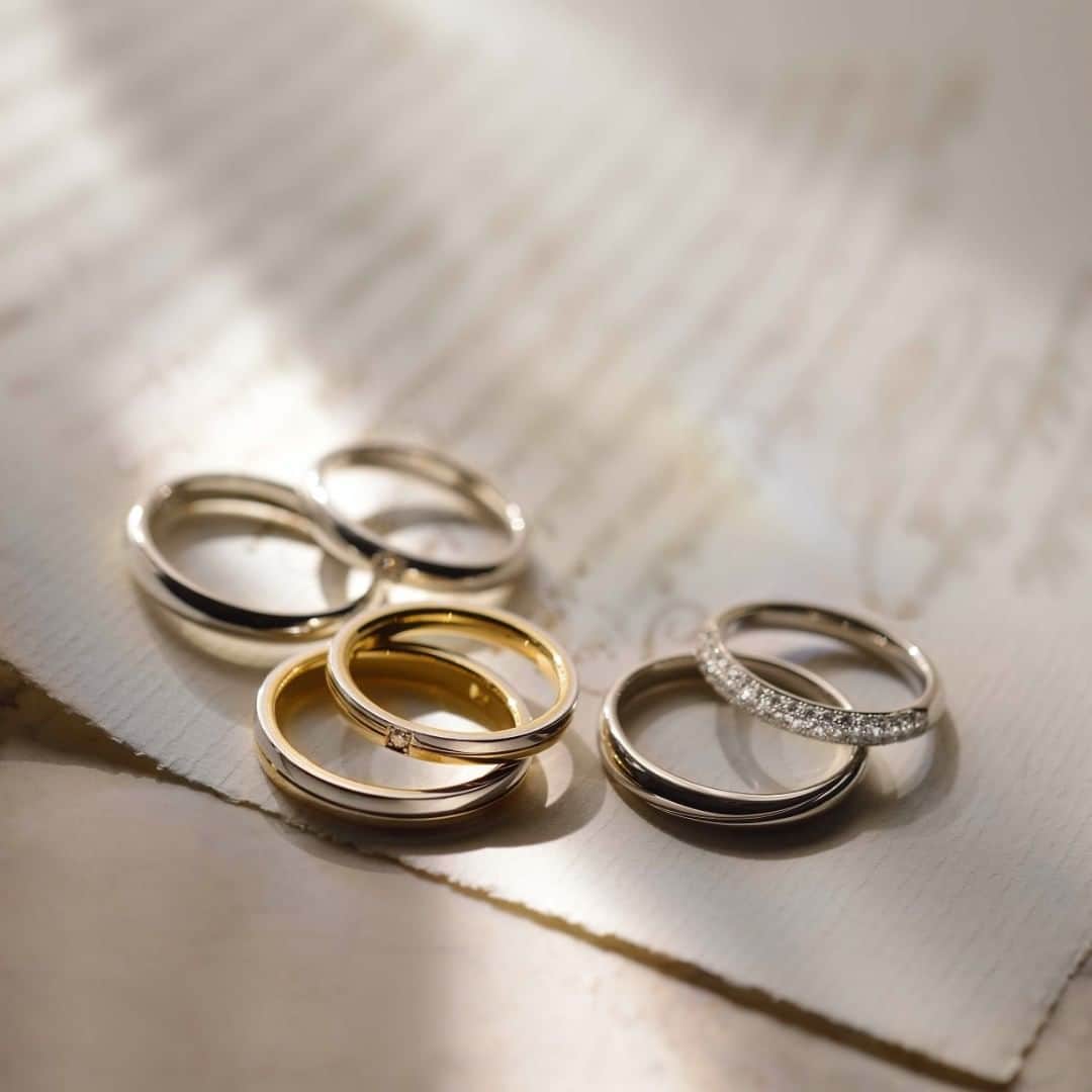 ラザール ダイヤモンド ブティック公式 | 婚約・結婚指輪さんのインスタグラム写真 - (ラザール ダイヤモンド ブティック公式 | 婚約・結婚指輪Instagram)「プロポーズの言葉とともに“固い絆と純潔な愛”を象徴する証として、ダイヤモンドのエンゲージリングを贈ることは、世界的な慣習。上質なダイヤモンドを厳選し、世界最高峰のカッティング技術を駆使して磨き抜かれたそれは、手に入れることで、未知なる美しい景色を見せてくれる。  その上で、結婚の証として新郎新婦が互いに交換するマリッジリング。毎日身につけるからこそ、本質の美しさを追求しながらも、“第二の肌”のようなストレスフリーなつけ心地のよさも魅力。  エンゲージリングも、マリッジリングも、未来予想図を描く道しるべとなり、人生観を表現するプレシャスな存在。だからこそ、ラザール ダイヤモンド ブティックでは、心を込めてそのお手伝いをしたいと考えています。  プロフィールのリンクからHPをご覧いただけます。﻿ →@lazarediamond_boutique  #結婚指輪 #婚約指輪 #マリッジリング #ブライダルジュエリー #エタニティリング #エンゲージリング #marriagering #bridaljewelry #engagementring #結婚指輪選び #婚約指輪選び #結婚指輪探し #婚約指輪探し #lazarediamond #ラザールダイヤモンド #プレ花嫁 #プレ花嫁さんと繋がりたい #結婚式準備 #花嫁 #結婚準備 #プロポーズ #ダイヤモンド #花嫁準備 #2021春婚 #2021夏婚」2月8日 12時00分 - lazarediamond_boutique