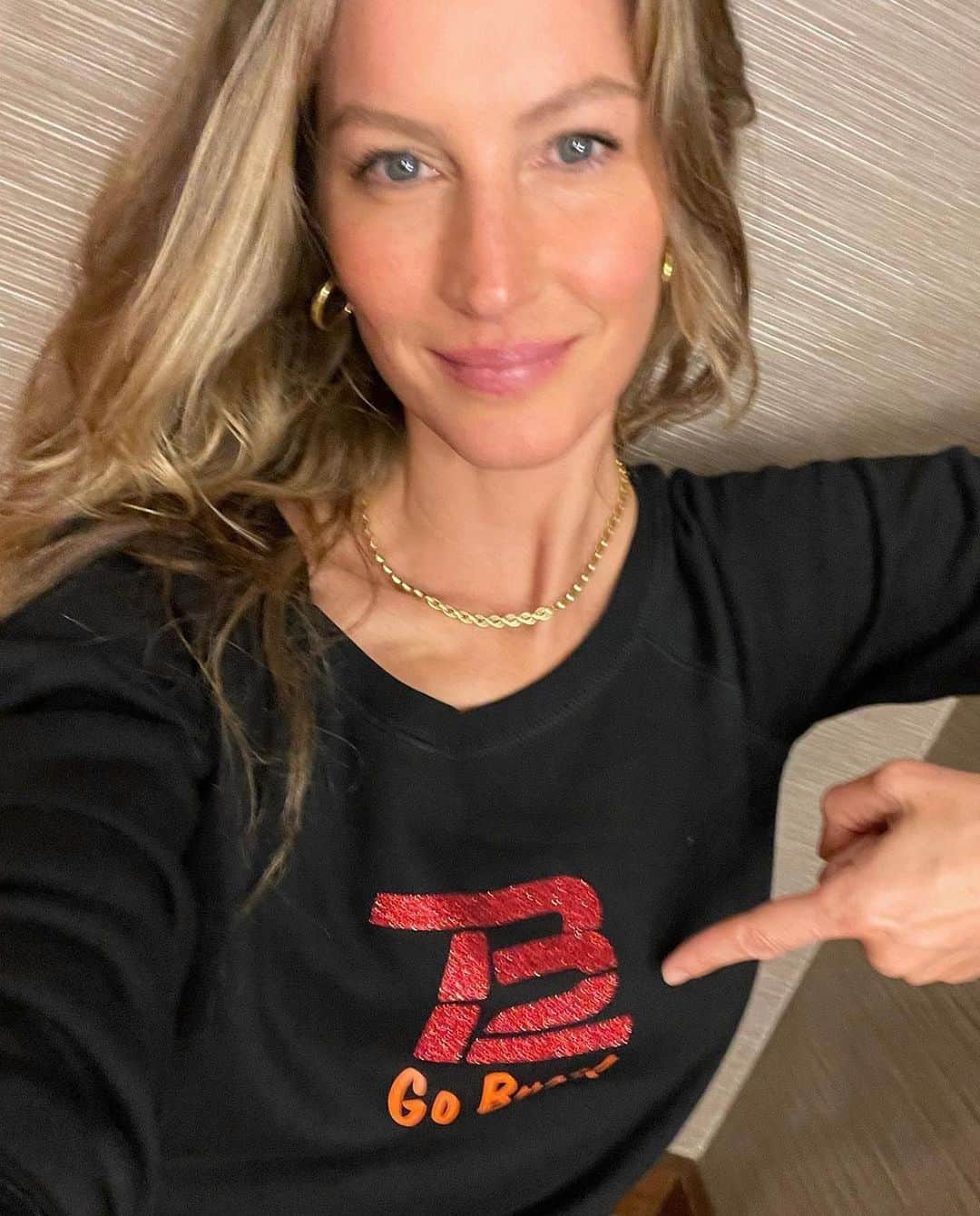Just Jaredさんのインスタグラム写真 - (Just JaredInstagram)「Gisele Bundchen has been live tweeting during the Super Bowl while husband Tom Brady plays in the game. Tap this photo at the LINK IN BIO to read all of her tweets. #GiseleBundchen #TomBrady #SuperBowl Photo: @gisele」2月8日 11時55分 - justjared