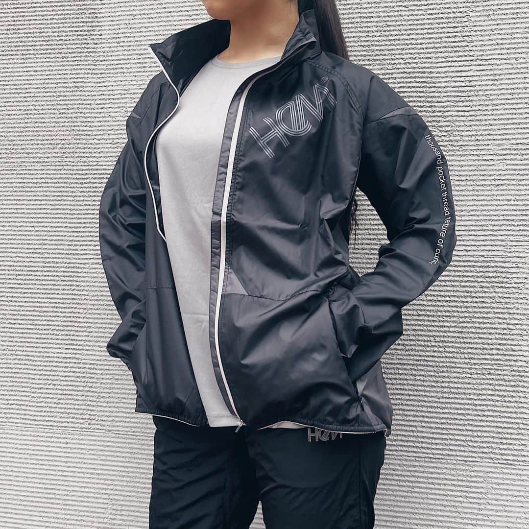 HeM sportsのインスタグラム：「﻿ 今季登場の“飛び出せ！”をテーマにした「JUMP OUTシリーズ」は、ランニングやウォーキングなどどんな運動にも最適なアイテム💁‍♀️ ﻿  ﻿ サラッとした着心地のTシャツは吸汗速乾に優れ、フードが収納可能なジャケットは撥水・ストレッチ加工💡 ﻿  ﻿ 動きやすさはもちろん、さまざまな機能性を搭載した新作アイテムなので、ぜひチェックしてみてくださいね👀‼️ ﻿  ﻿ ※3月初旬〜発売予定となっております🌸 ﻿  ﻿ ****************************************** ﻿ ■JUMP OUTジャケット ﻿ ￥6,490（税込） ﻿ ■JUMP OUTパンツ ﻿ ￥6,490（税込） ﻿ ■JUMP OUTバックポケットTシャツ ﻿ ￥3,190（税込） ﻿ ****************************************** ﻿  ﻿ 商品の詳細はプロフィールページのURLからご覧ください💨 ﻿  ﻿ #HeMsports #HeM #yoga #running #ヘム #ヘムスポーツ #スポーツウェア #ヨガパンツ #トレーニングウェア #ランニング女子 #フィットネス女子 #スポーツmixコーデ #大人カジュアル #ランニングウェア #ランニングコーデ #おうちコーデ #主婦コーデ #今日のウェア #スポーティーコーデ #トレーニング女子 #楽ちんコーデ #ラフコーデ #ワンマイルコーデ #ワークアウト女子 #シャカシャカパーカー #春コーデ #グレーパンツ #ヨガウェア #春ファッション #ナイロンジャケット ﻿」