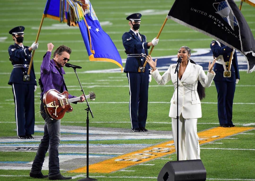 The GRAMMYsさんのインスタグラム写真 - (The GRAMMYsInstagram)「#SuperBowl LV performances 🎶  🎤 Two-time GRAMMY winner @hermusicofficial opened up the game with “America the Beautiful” 🎤  GRAMMY nominees @ericchurchmusic and @jazminesullivan sang the National Anthem 🎤 Three-time GRAMMY winner @theweeknd gave an electric performance during #PepsiHalftime」2月8日 11時57分 - recordingacademy
