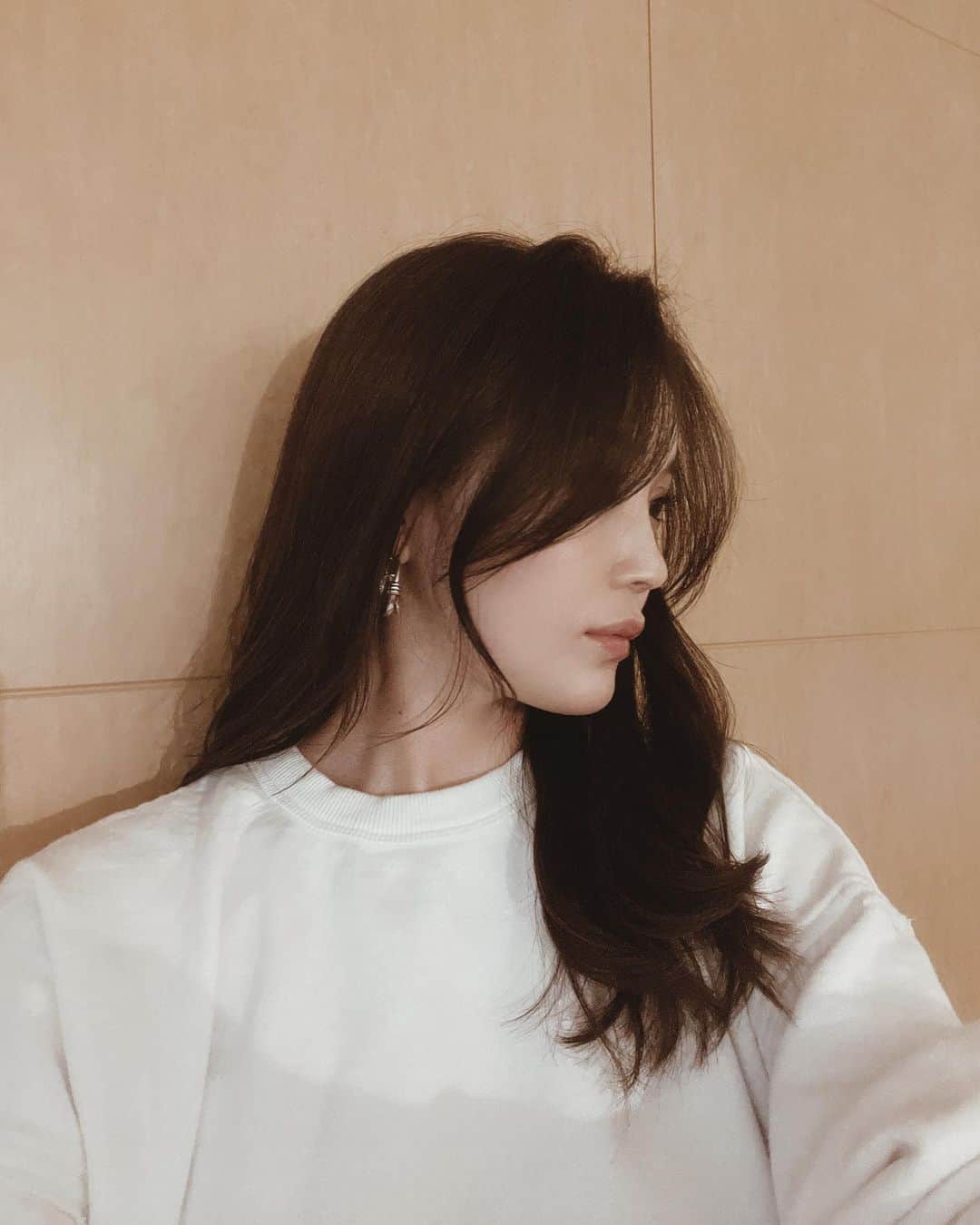 𝙺𝚢𝚘𝚔𝚘のインスタグラム：「髪の毛を暗く戻して少しカット💇🏼‍♀️ 前回よりもう少しカットして横がめちゃくちゃいい感じになった👏🏼  より韓国風に🇰🇷✨ . . . #hairstyle #haircut #韓国風ヘア #韓国風カット#ヘアカット#koreanhairstyle」