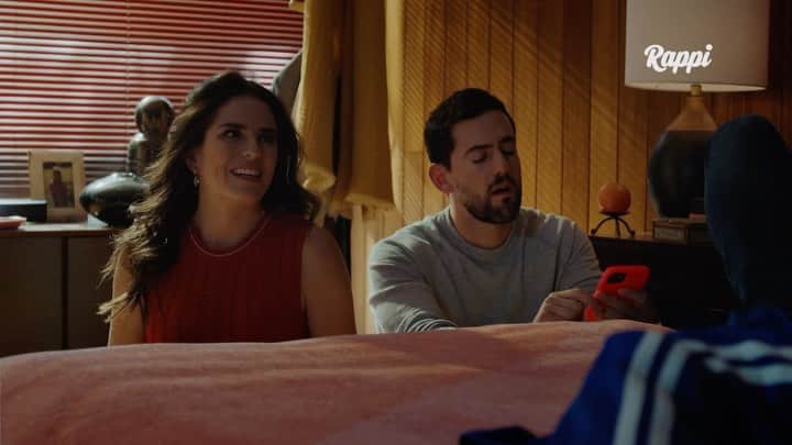 カーラ・ソウザのインスタグラム：「Me encanta que cada vez hay más cosas que le puedo dejar a Rappi. Estás viendo el partido y no te quieres levantar? Yo soy igual. Pide por Rappi. Mi comercial de @rappimx salió al aire ahorita en el Súper Bowl! Quién me vio?  #dejaseloarappi #ad  Busy watching the game? Don’t want to move? Order Rappi. My @rappimx commercial aired in Mexico during halftime of the Super Bowl! Who watched it? 😁」