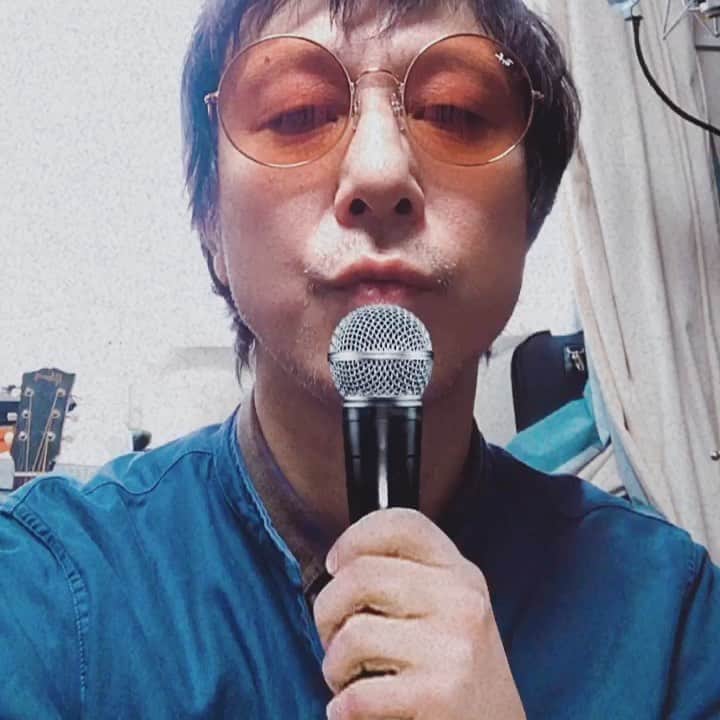 のインスタグラム：「これマイク🎤を持っている様に見えるエフェクトです。すごいね。あ、手も沖野の手ではございません。 #effect #microphone」