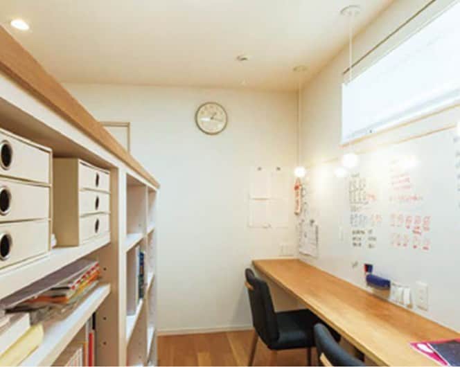 大和ハウス工業さんのインスタグラム写真 - (大和ハウス工業Instagram)「住まう喜びが広がる本棚や飾り棚のある家  家族共用のリビング本棚や、お気に入りをディスプレーできる壁面収納は、暮らしの楽しみをより広げてくれます。  飾ること、魅せることにこだわった9邸のお住まいをご紹介します。  https://www.daiwahouse.co.jp/tryie/and/vol81/live.html  #ダイワハウスでの暮らし #壁面収納 #本棚 #TRY家ガイド #大和ハウス #ダイワハウス #マイホーム #注文住宅 #家づくり #家づくりアイデア #こだわりの家 #空間デザイン #住宅デザイン #暮らしを楽しむ家づくり」2月8日 10時34分 - daiwahouse_official