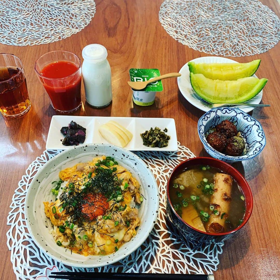 のインスタグラム：「毎朝のルーティーン！ エアロバイク1時間　朝風呂 朝飯 芦屋メインステージ　高田社長 豊中鼓動の超絶品親子丼🙇 てっちゃんからのメロン🍈🙇 今週もファイティン👍」