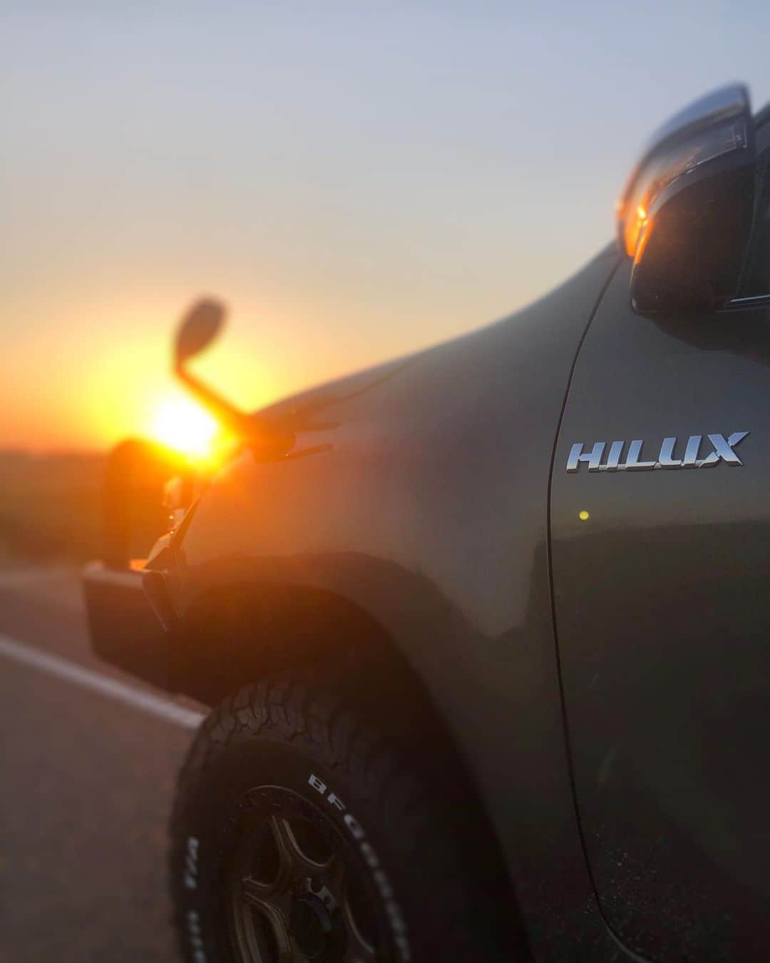 佐々木洋平のインスタグラム：「HILUX ×朝日  釣りに行く時は早起きなので綺麗な朝日がいつも見れるので共有していきますっ  #hilux  #ハイラックス  #釣り好きな人と繋がりたい」