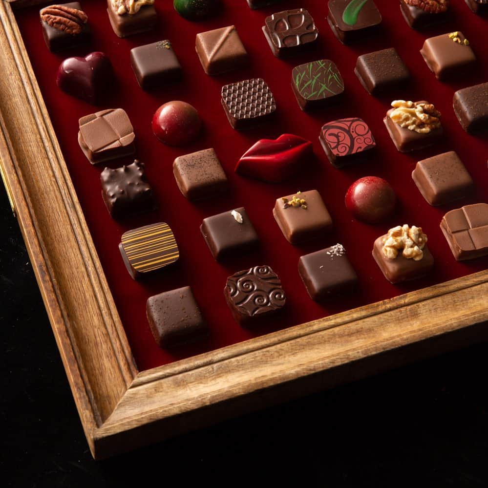 Decadence du Chocolatさんのインスタグラム写真 - (Decadence du ChocolatInstagram)「.  【大好評発売中】 今年のバレンタインテーマ。 “究極のくちどけ”  バレンタイン限定ショコラ3種（黒糖抹茶、キャラメルアールグレイ、ココフレーズ）と大人気定番ショコラを組み合わせた24個セット。  是非大切な人へ。  #decadenceduchocolat #デカダンスドュショコラ #チョコレート #valentinesday2021」2月8日 10時43分 - decadence_du_chocolat