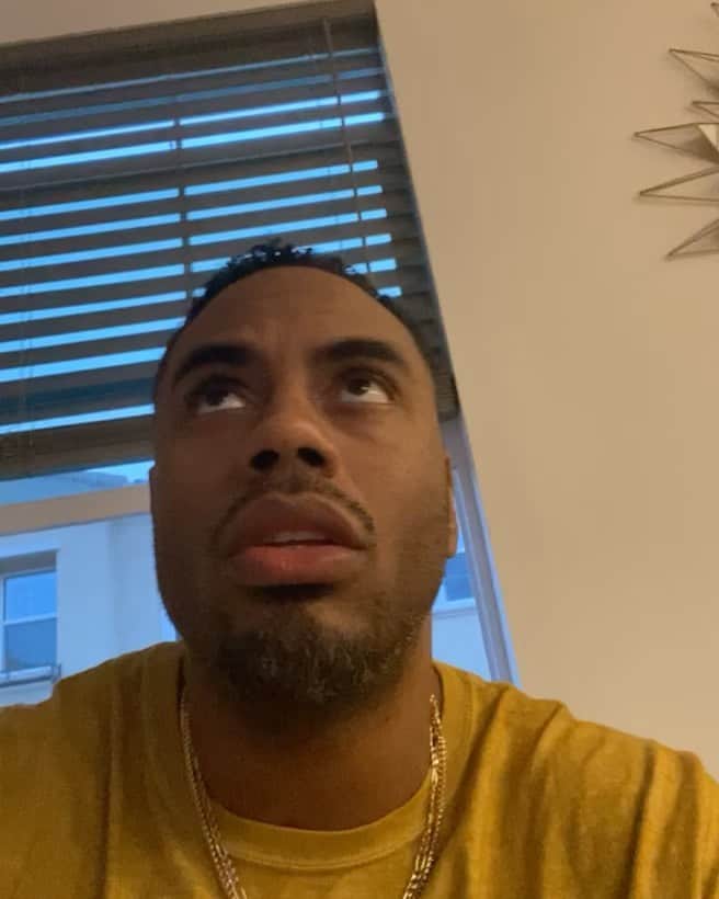 ラッシャッド・ジェニングスのインスタグラム：「Me watching the halftime performance. Was anyone else just as uncomfortable?」