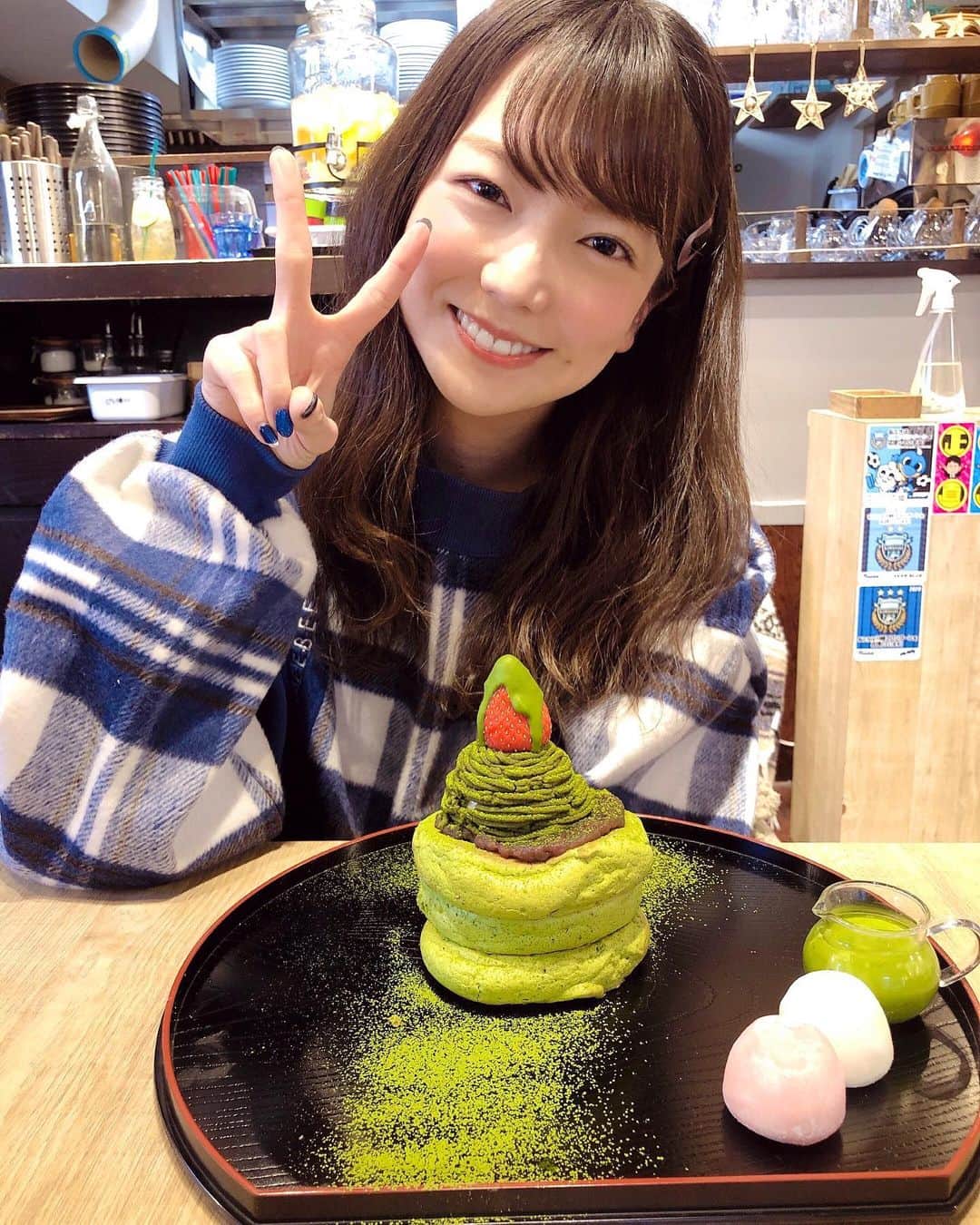 藤本かえでのインスタグラム：「背景ぼかさなくても良かったね😏  右下に乗ってるのは、雪見だいふく🍨 はぁ。このトレーの上、好きなものしかない。  #パンケーキ #パンケーキ巡り #スリースターズパンケーキ #3スターズパンケーキ #抹茶パンケーキ」