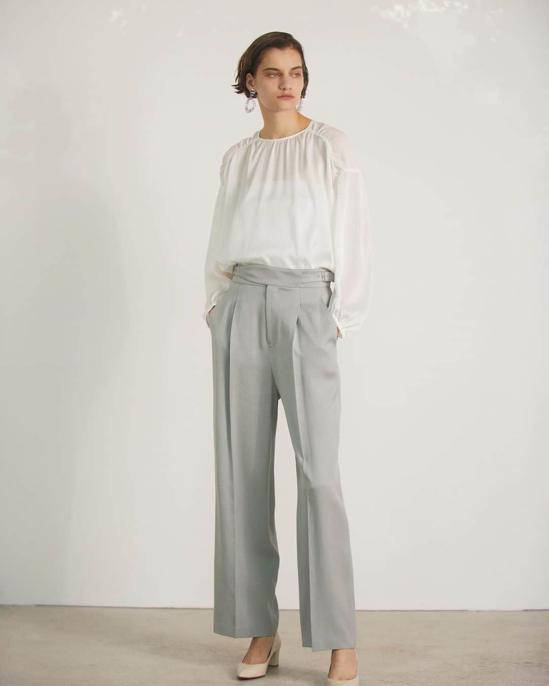 のインスタグラム：「. 【GLOSS UP_FEBRUARY】 NICLA BLOUSE col.white,mint/¥18,000+tax  TALIA PANTS col.mint,pink/¥19,000+tax  #jillstuart #february #spring #glossup #styling  #webcatalog」