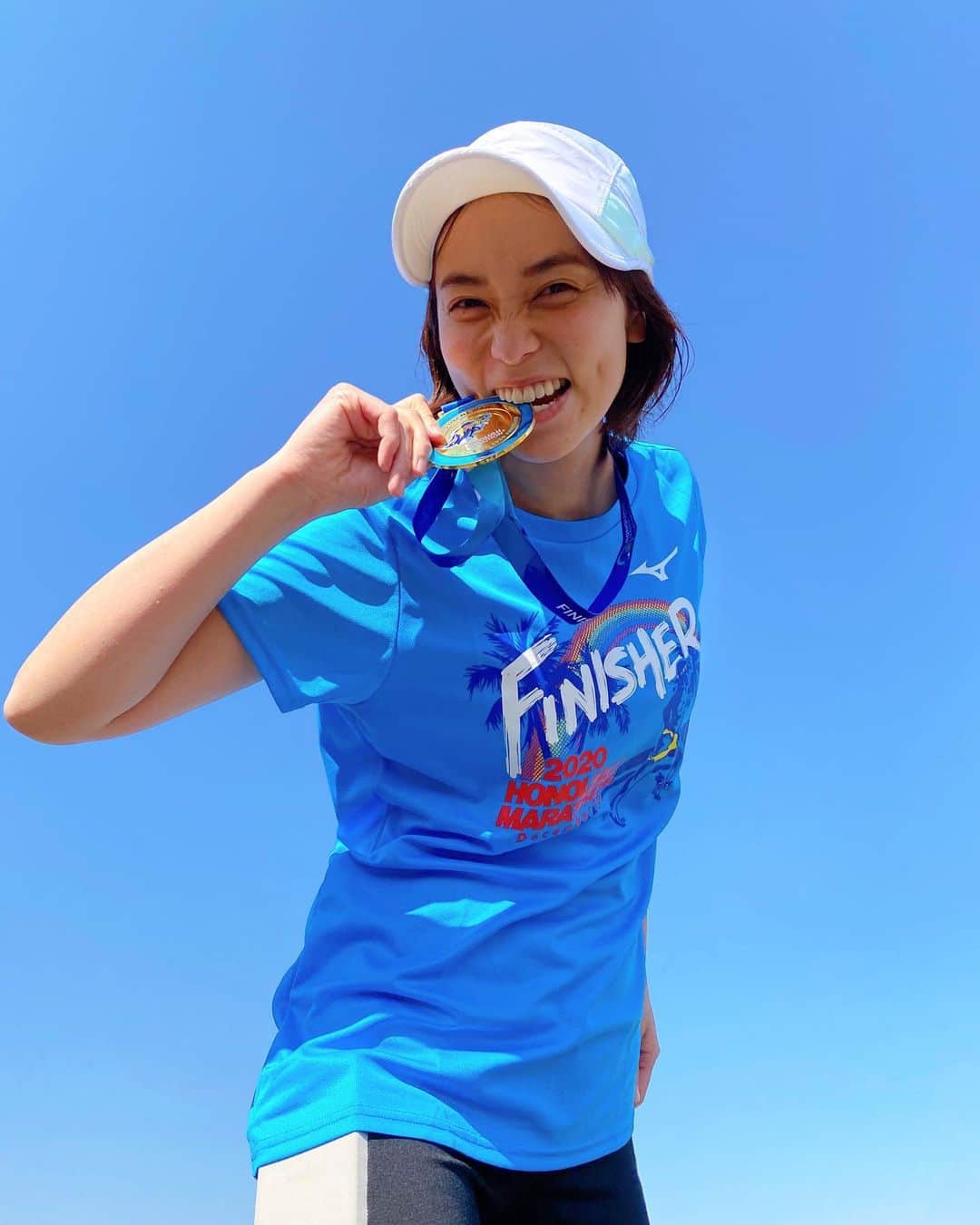 依吹怜のインスタグラム：「イエェェェェェェーイ✌︎ 年末にオンラインで走ったホノルルマラソンの完走Tシャツとメダルが届いた🎖 ハワイの海を彷彿とさせるようなブルーのグラデーションメダル。 かっこよくて嬉しい〜🏝 ちょっとした達成感も味わえたし参加してよかった〜。 来年は海を感じながら走れたらいいな。 それにしても空が青い！最高✨  #本日の汗 #ホノルルマラソン2020 #run #running #ラン　#ランナー #走るひと #毎月合計フルマラソンチャレンジ」