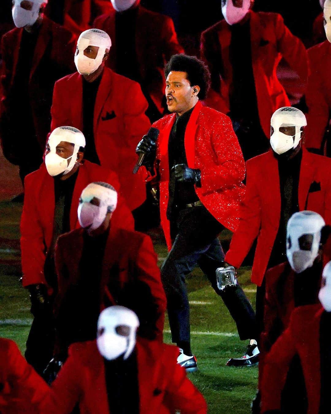 Just Jaredさんのインスタグラム写真 - (Just JaredInstagram)「@theweeknd performed his greatest hits during the Super Bowl Halftime Show tonight! What did you think of the performance? Tap this photo at the LINK IN BIO to watch now! #TheWeeknd #SuperBowl #SuperBowlLV Photos: Getty」2月8日 11時03分 - justjared