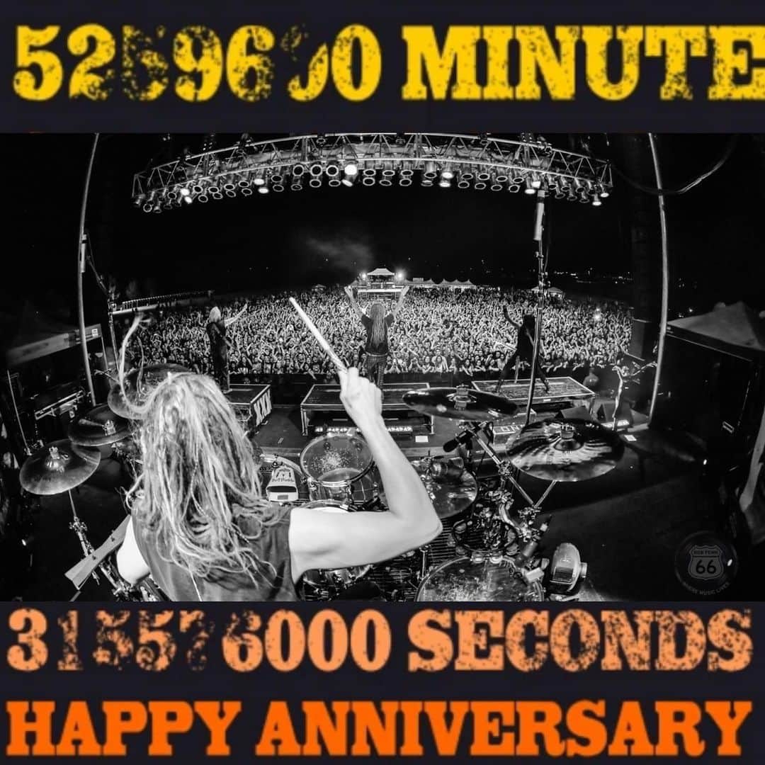 ロブ・ゾンビのインスタグラム：「Cheers to @gingerfishofficial ! 👍🏼🐠10 years or 3652 days behind the drums as a zombie. A rocking drummer and good dude. #happyanniversary #gingerfish #robzombie #piggyd #john5」