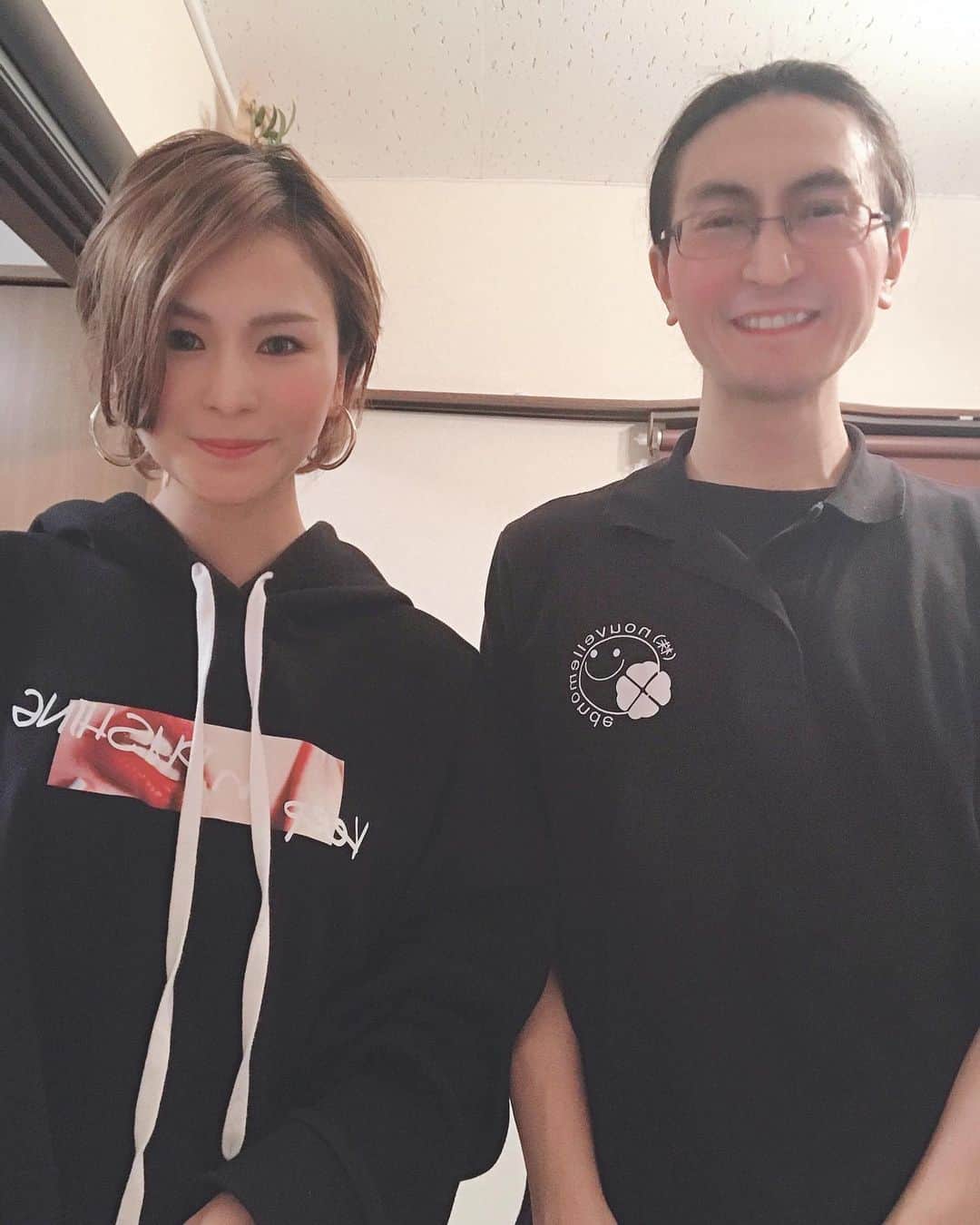 中山千恵子のインスタグラム：「@nouvelle_graine でアロマドライヘッドスパ受けてきた✨  男性の施術者だから最初緊張したけど、すごく物腰柔らかくて丁寧な対応だったので安心して受けれました🍀  店内は清潔感あるし、施術中はお部屋の明るさも調整してくれてかなりリラックス出来る空間✨（動画撮ったら速攻暗くしてもらった🤣笑）  施術もまずアロマの香りで癒されたし、頭だけでなくデコルテや首もしっかりケアしてくれて首から肩にかけての張りがとれて、フェイスラインもかなりスッキリした😆  タロット占いもやってて、ちょうど時間が空いてたのでやってもらう事に✨  実際当たっててびっくり😳 結果に対して今後どう対応したらいいのかも教えてくれてやってよかった✨  14日から場所が移動しちゃうみたいなので、そちらの店舗にも行きたいな🏠  コスパもいいし、接客も施術も丁寧だし近所にも店舗出して欲しいレベル😂✨笑  また癒されに行こー🌺  ありがとうございました✨  #ヌーベルグレンヌ #稲毛フットケア #フットケア #プラネタリウム #快眠 #リンパケア #足裏 #ヌーベル #pr #トリドリベース#タロット占い」