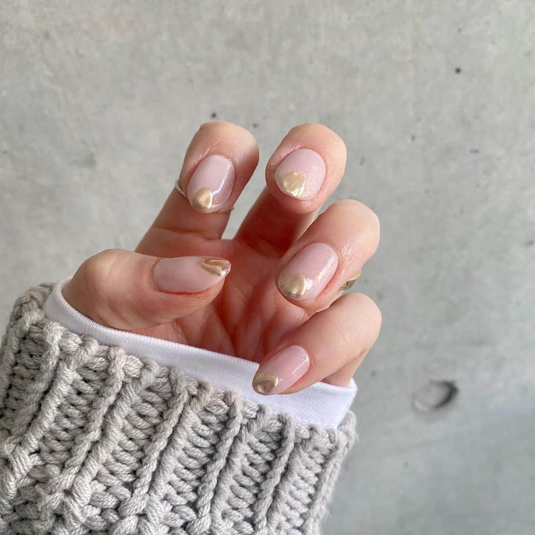 のインスタグラム：「nail💅✨ ラメ入りピンクベージュに 爪先ゴールドちょこんと🥰 ・ #シンプルネイル#nail#ジェルネイル #ワンカラー#ニュアンスネイル  #aya_m_nail」