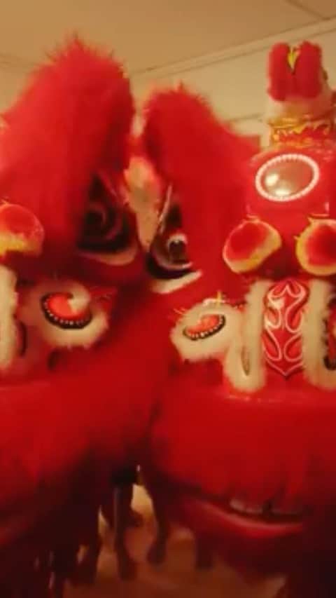 リー・シェンロンのインスタグラム：「It is our second Chinese New Year since COVID-19 first came to Singapore. We’ve been through much since then, but can still take comfort in familiar customs and practices, and look forward to the Year of the Ox with confidence and hope. This @gov.sg video is a lighthearted take on how our lives have changed, and the importance of family and community support.  As the festive season approaches, do continue following safe management measures, wear masks, and limit your visits to family. Let’s be Steady and celebrate CNY safely! – LHL」
