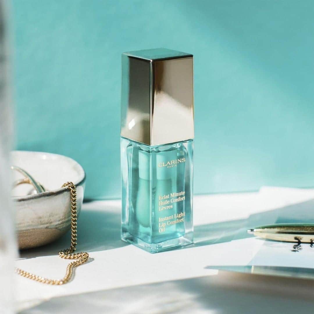 Clarins Canadaのインスタグラム：「Ice ice baby! The highly refreshing Lip Comfort Oil in shade 06 is your perfect lip plumping bff. Menthol’s fresh effect & the lip-hugging texture combine to offer double the results: deeply nourished, lips take on a crystal-clear shine & appear fuller and oh so delicious.👄⁣ __________⁣ La fraîcheur réconfortante de l'Huile Confort Lèvres 06 est le cocktail idéal pour des lèvres immédiatement repulpées. Sa texture enrobante & l'effet frais du menthol se combinent pour offrir un double effet volume : intensément nourries, les lèvres se parent d’une brillance cristalline et paraissent visiblement regalbées.👄⁣ .⁣ .⁣ .⁣ @clarinsitalia⁣ #Clarins #ClarinsMakeUp #LipComfortOil #LipOil」