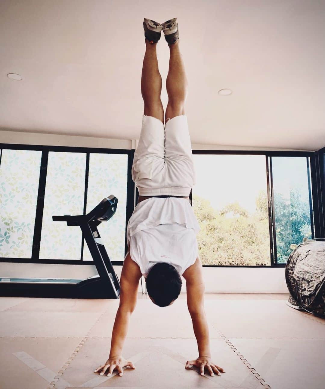 トニー・ジャーのインスタグラム：「Morning 💪🏼💪🏼💪🏼」