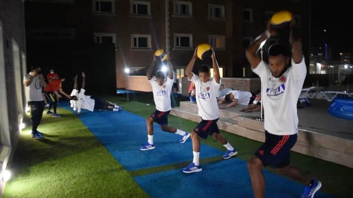 サッカー コロンビア代表チームのインスタグラム：「🎥 ¡Empezamos! 💪  Nuestra Selección Colombia de mayores ya trabaja en Barranquilla 🤜🤛  #VamosColombia 🇨🇴」