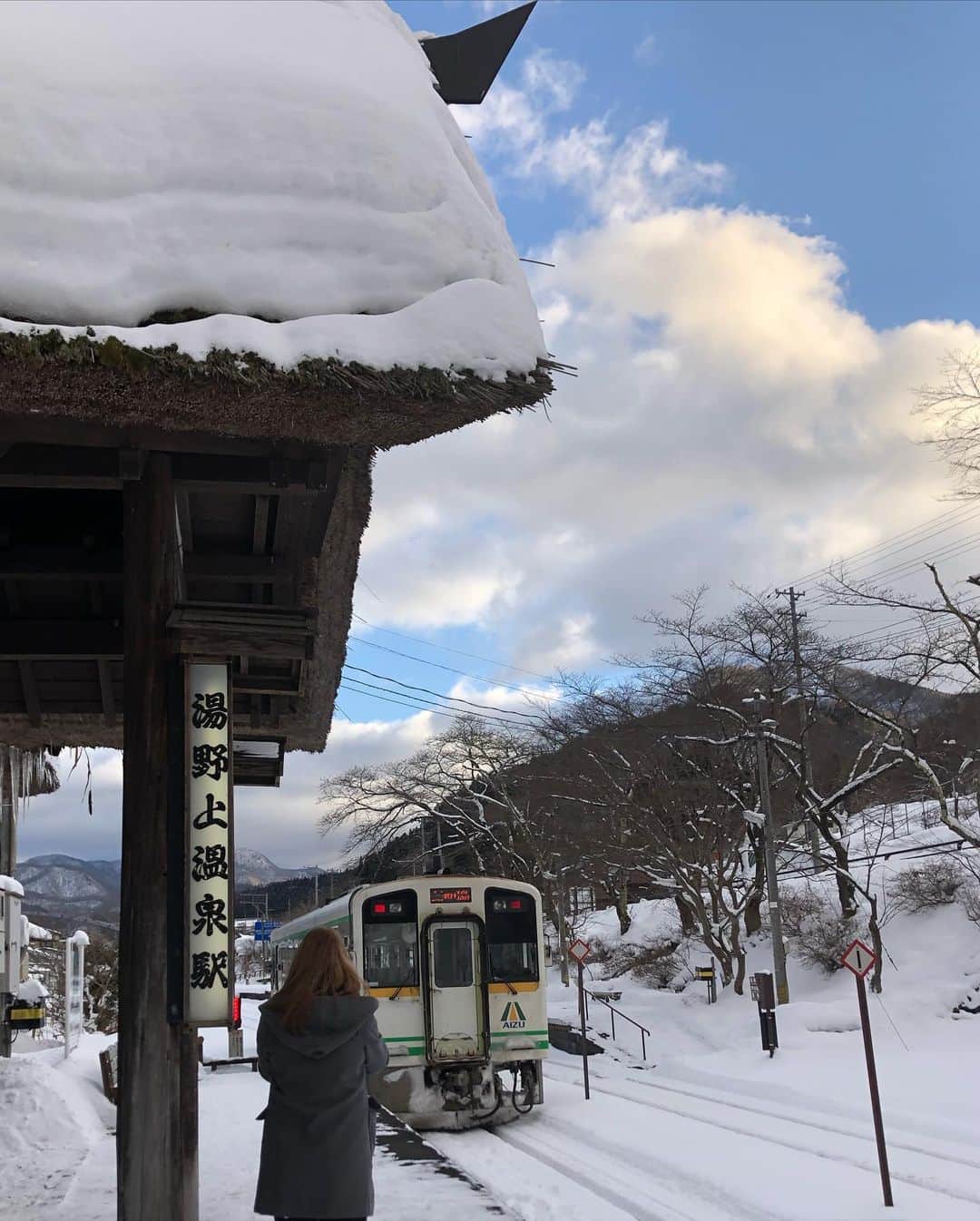 Rediscover Fukushimaさんのインスタグラム写真 - (Rediscover FukushimaInstagram)「Does this look like a cold station? Check picture # 2 ! ♨️🥰 It’s actually super warm!  As one of only two thatched roof train stations in Japan, this is truly a special place.   Also there is a foot bath at the station so you can warm up as you wait for your train. How clever is that?😆♨️ It is really awesome on a cold day like this!!  It was so nice to revisit this lovely station. I even bought a snack at the old fashioned store inside. Dried persimmons!! My favorite. 😍  Would you visit this station? 🤔✨  For more check our Facebook page: “Travel Fukushima Japan“  or our website: https://fukushima.travel/destination/yunokami-onsen-station/50   🏷 ( #onsen #trains #station #yunokamionsen #oldjapan #historicjapan #japanesehistory #rails #railways #onsenjapan #Japan #Fukushima #VisitFukushima #Japan #Japanese #rusticjapan #湯野上温泉　#福島 #福島の旅　#japanphoto #japanphotos #JapaneseAesthetic #travelbyrail #ghibliesque #japow #snow #japansnow #snowjapan #snowyjapan #onsen #footonsen )」2月8日 11時21分 - rediscoverfukushima