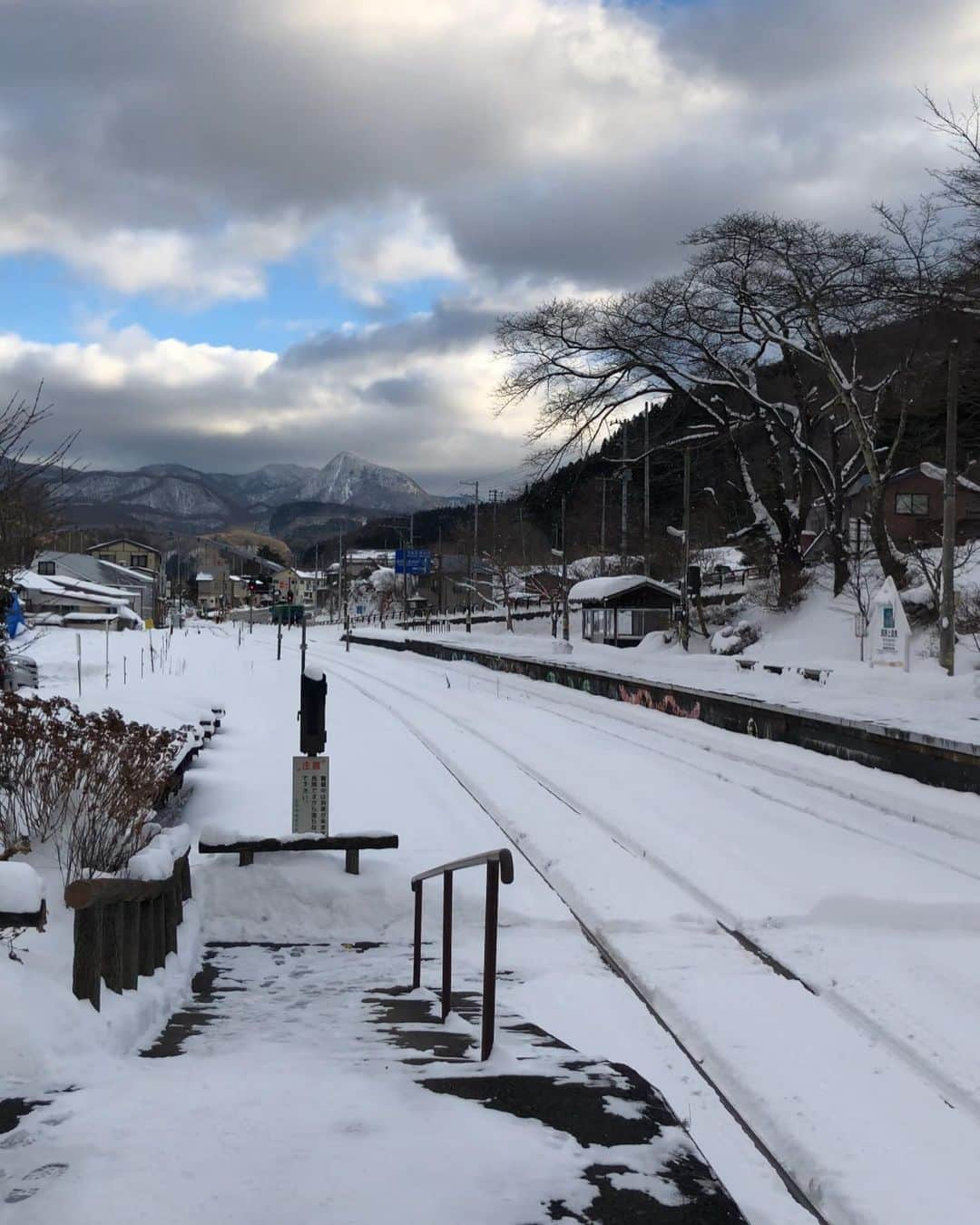 Rediscover Fukushimaさんのインスタグラム写真 - (Rediscover FukushimaInstagram)「Does this look like a cold station? Check picture # 2 ! ♨️🥰 It’s actually super warm!  As one of only two thatched roof train stations in Japan, this is truly a special place.   Also there is a foot bath at the station so you can warm up as you wait for your train. How clever is that?😆♨️ It is really awesome on a cold day like this!!  It was so nice to revisit this lovely station. I even bought a snack at the old fashioned store inside. Dried persimmons!! My favorite. 😍  Would you visit this station? 🤔✨  For more check our Facebook page: “Travel Fukushima Japan“  or our website: https://fukushima.travel/destination/yunokami-onsen-station/50   🏷 ( #onsen #trains #station #yunokamionsen #oldjapan #historicjapan #japanesehistory #rails #railways #onsenjapan #Japan #Fukushima #VisitFukushima #Japan #Japanese #rusticjapan #湯野上温泉　#福島 #福島の旅　#japanphoto #japanphotos #JapaneseAesthetic #travelbyrail #ghibliesque #japow #snow #japansnow #snowjapan #snowyjapan #onsen #footonsen )」2月8日 11時21分 - rediscoverfukushima