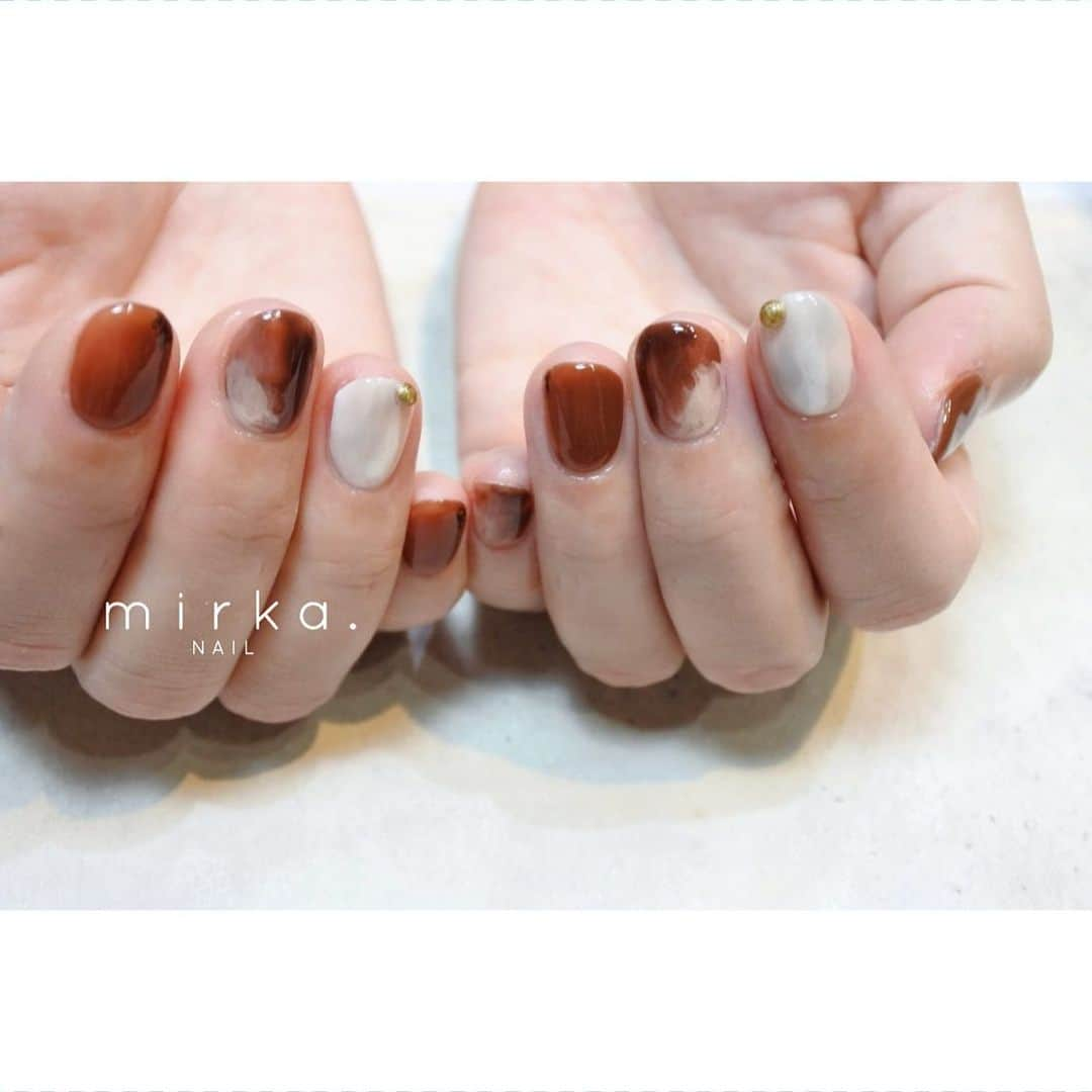 mirka. NAIL(ミルカネイル)さんのインスタグラム写真 - (mirka. NAIL(ミルカネイル)Instagram)「﻿ ﻿ chocolate●﻿ ﻿ ﻿ -----------------------------------------﻿ ﻿ ご予約、お問い合わせは﻿ LINE ID→@mirka.nail(@含む)まで。﻿ 直近の空き状況やご予約方法、そのほか詳細はLINEの投稿をご覧ください。﻿ ﻿ オーダーネイルチップのご注文もお気軽にお問い合わせ下さい。﻿ ﻿ ﻿ 感染予防対策をしっかり行ったうえでお客様をお迎えしております。﻿ ﻿ 〈感染予防の取り組み〉と〈お客様へのお願い〉を﻿ ハイライトにてまとめておりますので、ご確認くださいませ◡̈﻿ ﻿ ﻿ ﻿ #mirkanail#nails#nail#nailart#naildesign﻿ #ショートネイル#ネイルアート#ネイルデザイン#ネイル#大人ネイル#シンプルネイル#オフィスネイル#ニュアンスネイル」2月8日 11時34分 - mirka.nail