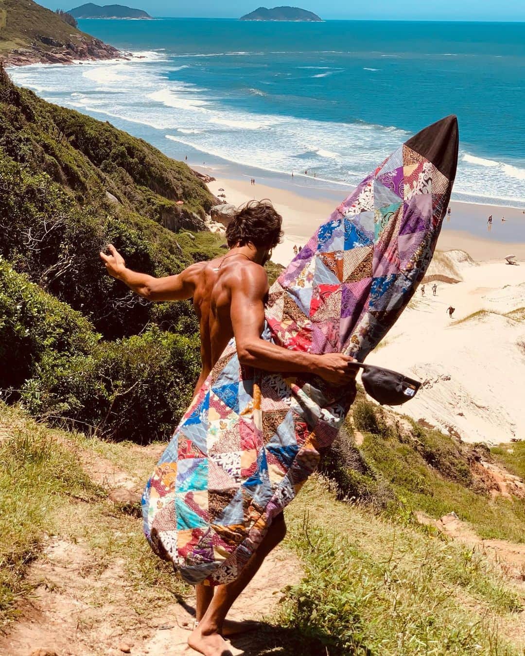 マーロン・テシェイラのインスタグラム：「—- “Enchanted beach.” 🍃🧝💙💦 #EnchantedLand ✨ —- “Praia encantada.” 🍃🧝💙💦 #TerraEncantada ✨ —- 🎩...Peace&Light...♻️ —- #Gratidao 🙏  #SurfTime #GoodVibesOnly.」