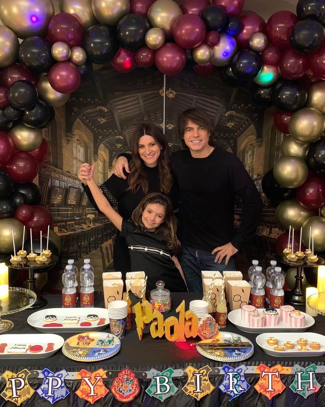 ラウラ・パウジーニさんのインスタグラム写真 - (ラウラ・パウジーニInstagram)「8 febbraio 2021 8 anni insieme a te Paola. Nella vita la bacchetta magica di Harry Potter non esiste ma non avere mai paura e cresci come stai facendo: felice, curiosa, attenta, educata...sei tu che deciderai se renderla speciale o meno e noi saremo al tuo fianco per accompagnarti, appoggiarti e sostenerti, sempre. Buon Compleanno Fragolina. Mamma e Babbo ❤️  8 de febrero de 2021 8 años contigo Paola. En la vida real la varita mágica de Harry Potter no existe, pero nunca tengas miedo y crece como lo estás haciendo: alegre, curiosa, atenta, educada ... eres tú quien decidirá si hacer tu vida especial o no y nosotros estaremos a tu lado para acompañarte, apoyarte y sostenerte, siempre. Feliz cumpleaños "Pequeña Fresa". Mamá y Papá ❤️  February 8, 2021 8 years with you Paola. Harry Potter’s magic wand doesn’t exist in real life, but don't  be afraid, continue growing up just as you are: happy, curious, attentive, polite ... it is you who will decide whether to make your life special or not, and we will be by your side to accompany, support, and sustain you, always. Happy Birthday "Little Strawberry". Mom and Dad ❤️  8 de fevereiro de 2021 8 anos com você Paola. Na vida, a varinha mágica do Harry Potter não existe, mas nunca tenhas medo e cresce como já estas fazendo: alegre, curiosa, atenciosa, educada... É você quem escolherá se fazê-la especial ou não é a gente vai estar ao seu lado para te acompanhar, te apoiar y te agarrar, sempre. Feliz aniversário pequena! Mamãe e Papai ❤️  8 février 2021. 8 ans avec toi Paola. Dans la vie, la baguette magique d'Harry Potter n'existe pas, mais n'aie jamais peur et grandis comme tu le fais : heureuse, curieuse, attentive, éduquée... c'est toi qui décideras de la rendre spéciale ou non et nous serons à tes côtés pour t'accompagner, t'épauler et te soutenir, toujours.  Joyeux anniversaire "Ma Petite Fraise".  Maman et Papa ❤️  #buoncompleanno #happybirthday   Photo @andrea.mennella」2月8日 11時33分 - laurapausini