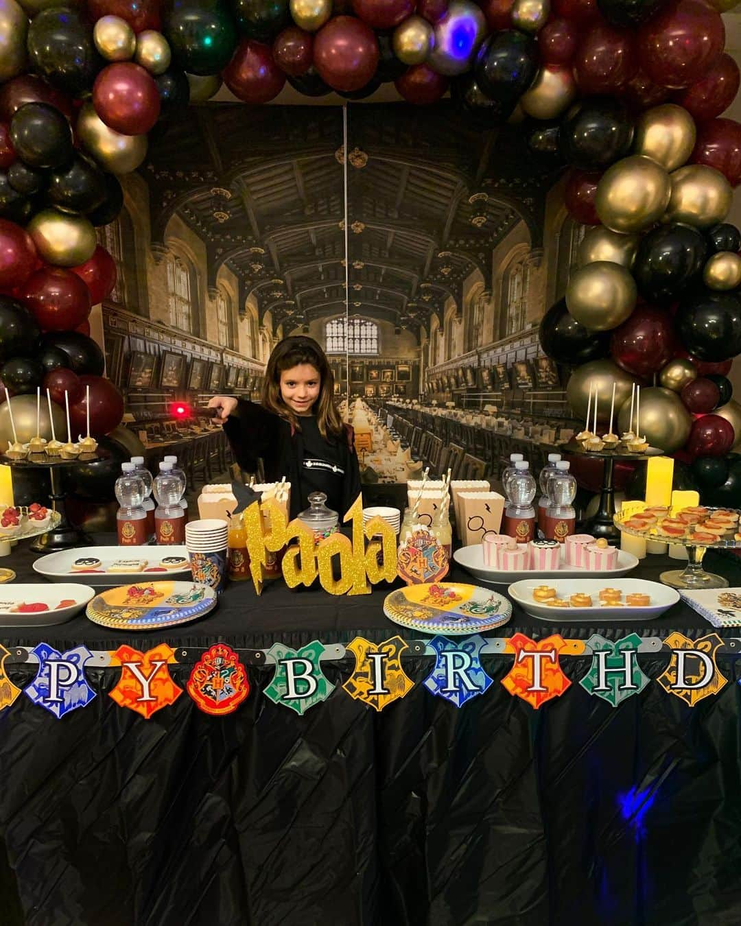 ラウラ・パウジーニさんのインスタグラム写真 - (ラウラ・パウジーニInstagram)「8 febbraio 2021 8 anni insieme a te Paola. Nella vita la bacchetta magica di Harry Potter non esiste ma non avere mai paura e cresci come stai facendo: felice, curiosa, attenta, educata...sei tu che deciderai se renderla speciale o meno e noi saremo al tuo fianco per accompagnarti, appoggiarti e sostenerti, sempre. Buon Compleanno Fragolina. Mamma e Babbo ❤️  8 de febrero de 2021 8 años contigo Paola. En la vida real la varita mágica de Harry Potter no existe, pero nunca tengas miedo y crece como lo estás haciendo: alegre, curiosa, atenta, educada ... eres tú quien decidirá si hacer tu vida especial o no y nosotros estaremos a tu lado para acompañarte, apoyarte y sostenerte, siempre. Feliz cumpleaños "Pequeña Fresa". Mamá y Papá ❤️  February 8, 2021 8 years with you Paola. Harry Potter’s magic wand doesn’t exist in real life, but don't  be afraid, continue growing up just as you are: happy, curious, attentive, polite ... it is you who will decide whether to make your life special or not, and we will be by your side to accompany, support, and sustain you, always. Happy Birthday "Little Strawberry". Mom and Dad ❤️  8 de fevereiro de 2021 8 anos com você Paola. Na vida, a varinha mágica do Harry Potter não existe, mas nunca tenhas medo e cresce como já estas fazendo: alegre, curiosa, atenciosa, educada... É você quem escolherá se fazê-la especial ou não é a gente vai estar ao seu lado para te acompanhar, te apoiar y te agarrar, sempre. Feliz aniversário pequena! Mamãe e Papai ❤️  8 février 2021. 8 ans avec toi Paola. Dans la vie, la baguette magique d'Harry Potter n'existe pas, mais n'aie jamais peur et grandis comme tu le fais : heureuse, curieuse, attentive, éduquée... c'est toi qui décideras de la rendre spéciale ou non et nous serons à tes côtés pour t'accompagner, t'épauler et te soutenir, toujours.  Joyeux anniversaire "Ma Petite Fraise".  Maman et Papa ❤️  #buoncompleanno #happybirthday   Photo @andrea.mennella」2月8日 11時33分 - laurapausini