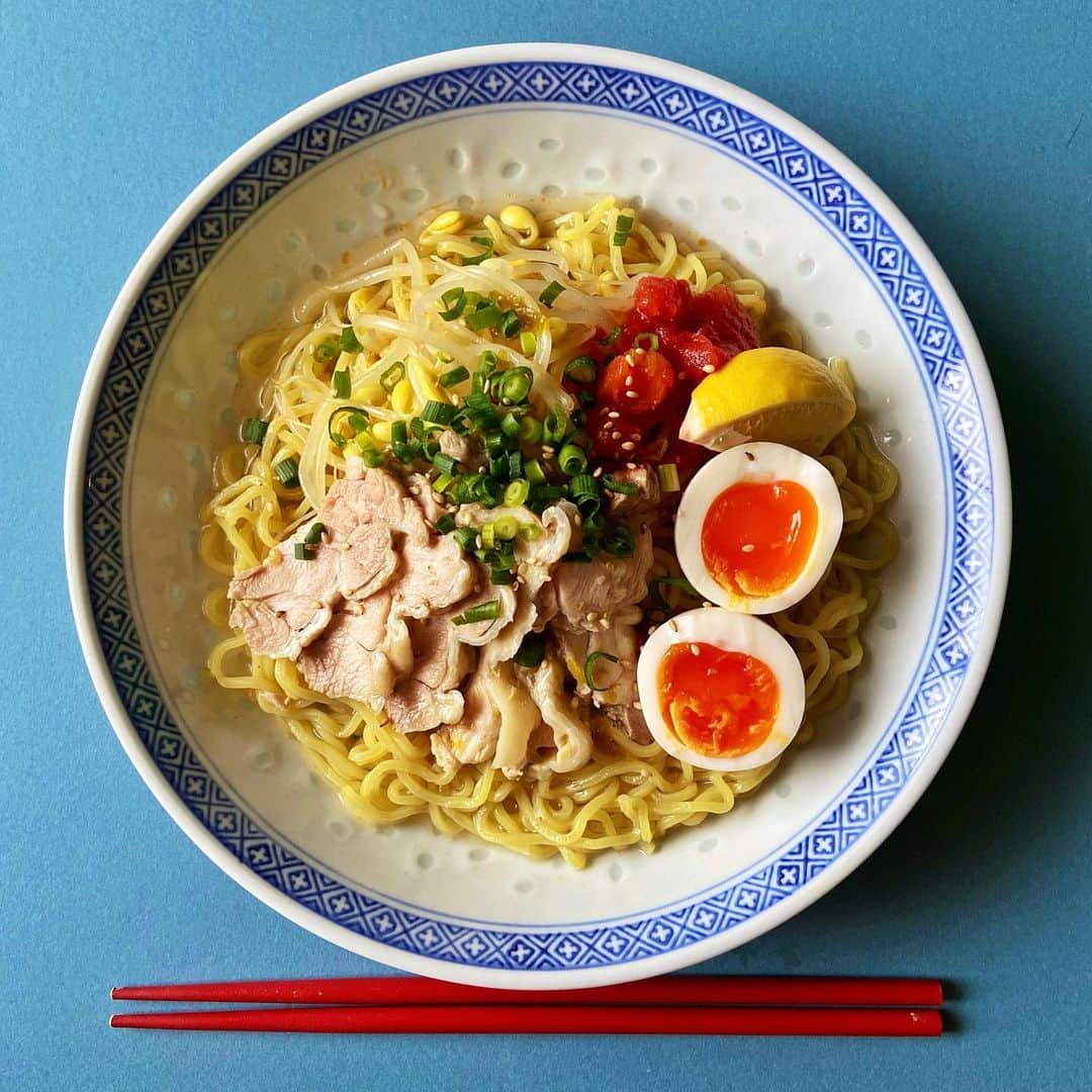 小鳥遊しほのインスタグラム：「#レシピ #小鳥飯 この前作った煮卵と鶏チャーシューでエスニック冷やし麺👨‍🍳チャーシューを煮たスープをそのままタレに活かしたよー！！ ［煮卵&チャーシューレシピは一個前の投稿を見てね]  ■スープ100ccに下記を追加 ・めんつゆ 大さじ1 ・酢 大さじ1 ・スイートチリソース 大さじ1 ・ナンプラー 小さじ1 ・ラー油(ごま油でも) 少々 ・生姜チューブ 少々 ・水 大さじ1  中華麺を茹でて冷水でよく冷やしてお好みの具とタレで🙌  今回はスライスしたチャーシュー・煮卵・レンチンした豆もやし・カットトマト・青ネギ・ごま・ライム(黄色いけどライムなの)をON🐔  パクチーあればのせたかったー！🥺  こたつでアイス的に、冬の暖かい部屋で冷やし麺食べるのすき。笑  さてと皆さん今週もおいしいもの食べて乗り切りましょう🙌  #簡単レシピ #自炊 #手作り #料理 #料理初心者  #煮卵 #卵 #卵料理 #チャーシュー #鶏肉料理 #中華 #中華料理 #ラーメン #自作ラーメン #おうちごはん #冷やし中華はじめました #じぶんごはん #cooking #noodles #ethnic #cookingram #麺スタグラム #麺 #ラーメン部 #麺活 #麺部 #宅麺」