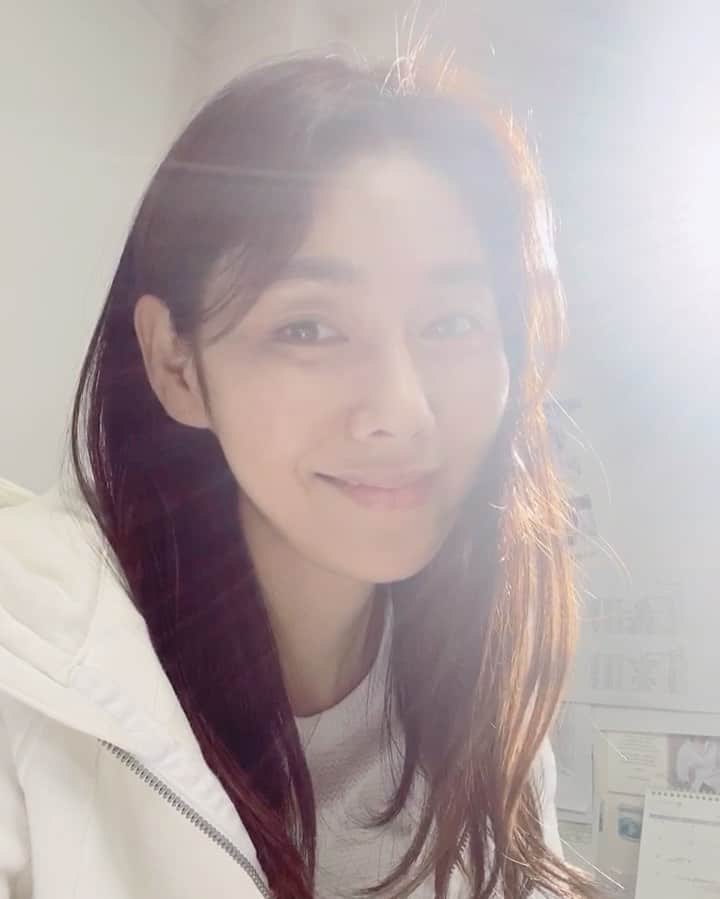 パク・タミのインスタグラム：「- 사무실서 대본 보고 있는데, 갑자기 햇살비. . . . 아. . 좋아. . 너무너무 좋아~~~ 게다가 흐리게 나와서, 얼굴에 흠들 안보여서 너무너무 좋아~」