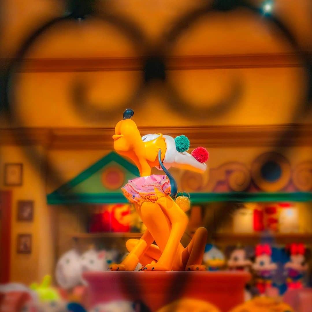 のインスタグラム：「We ♡ Pluto! プルートがお出迎え❤️ #pluto #figarosclothiers #mediterraneanharbor #tokyodisneysea #tokyodisneyresort #heart #プルート #フィガロズクロージアー #メディテレーニアンハーバー #東京ディズニーシー #東京ディズニーリゾート #ハート」