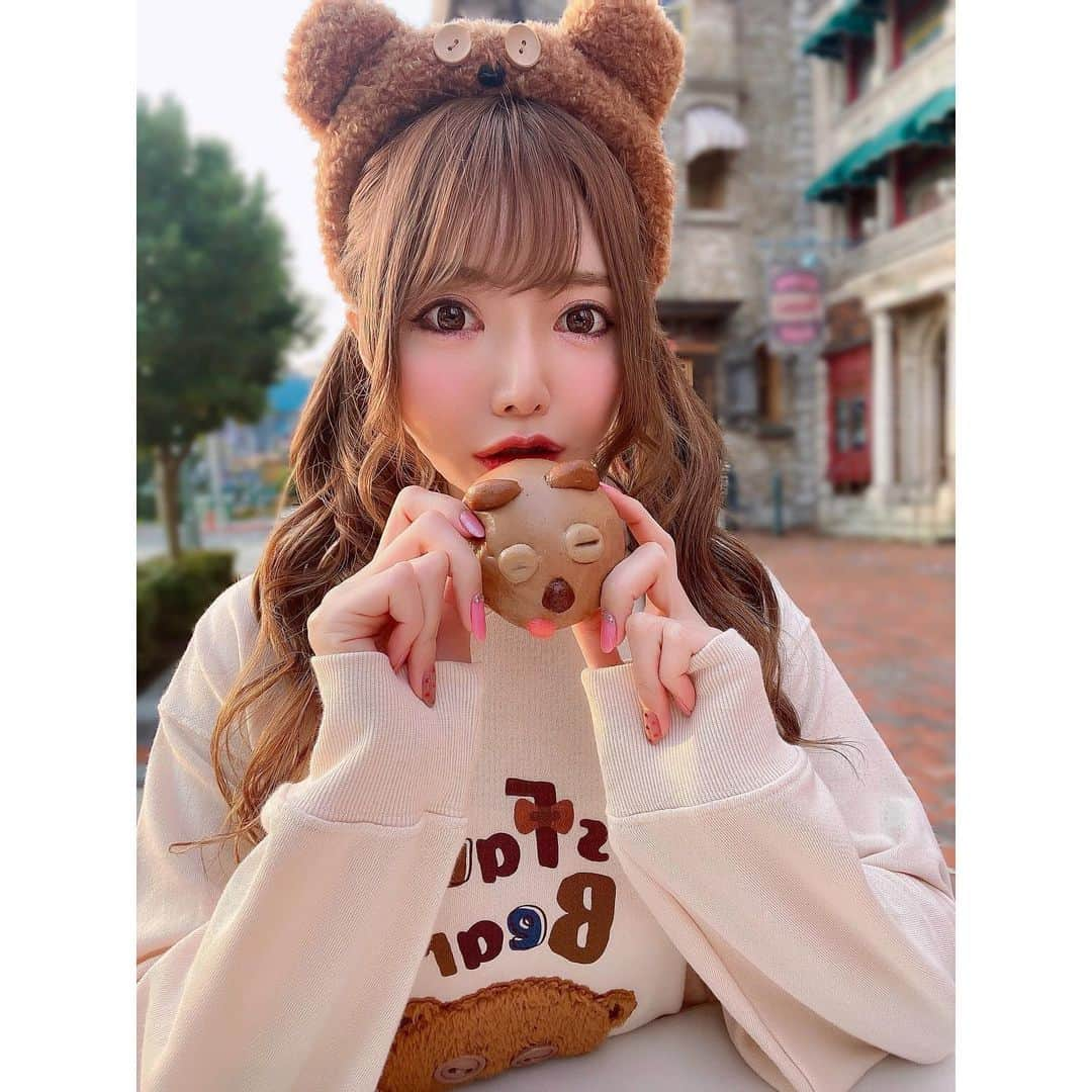 りのにゃんのインスタグラム：「+.*ʚ♡ɞ*.+ﾟ ﻿ ﻿ ﻿ 共食い🧸🩸 ﻿ ﻿ ﻿ ﻿ #歌舞伎町#大阪#池袋#Tokyo#レッドシューズ#池袋レッドシューズ#キャバクラ#ホスト#水商売 #ヘアメ#ツインテール #ティム#ミニオン#ユニバ#ユニバーサルスタジオジャパン#ユニバデート#ティムコーデ#usjコーデ#ユニバカチューシャ#ティムカチューシャ #ティムグッズ#ティムマン#彼女とデートなう#あざといポーズ#あざとくて何が悪いの#インスタ映え﻿ ﻿ ﻿ ﻿ ﻿ ﻿」