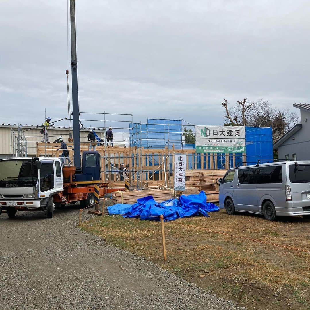 日大建築のインスタグラム：「先日棟上げ行いました‼︎ 無事に怪我なく完了‼︎  #日大建築#カリフォルニアスタイル #サーファーズハウス新築#注文住宅#宮崎市#モダン#オシャレ#ビーチ#海#surf #ハワイ#アメリカン#大工#建築#設計#ウッドスタイル#中古住宅#リフォーム#リノベーション#カバードポーチ#ウッドデッキ#ヘリンボーン#マイホーム#家造り」
