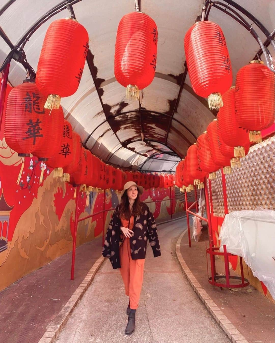 LIKARANAIのインスタグラム：「🏮🐉🫖🥢🏮 𝕐𝕦𝕞 𝕔𝕙𝕒♥️❔ 。 。 。 。 。 。 #hongkong #香港 #香港旅行 #香港旅 #hongkonginsta #chinesenewyear #lunarnewyear #timeouthingkong  #interiordesign #discoverhongkong #hongkongart #instahk #hongkongphoto #hkig #likeforlikes #shoutout #コメント返し #lightroompresets #lightroom  #hkblogger #写真好きな人と繋がりたい #カメラ女子 #カメラ好きな人と繋がりたい」