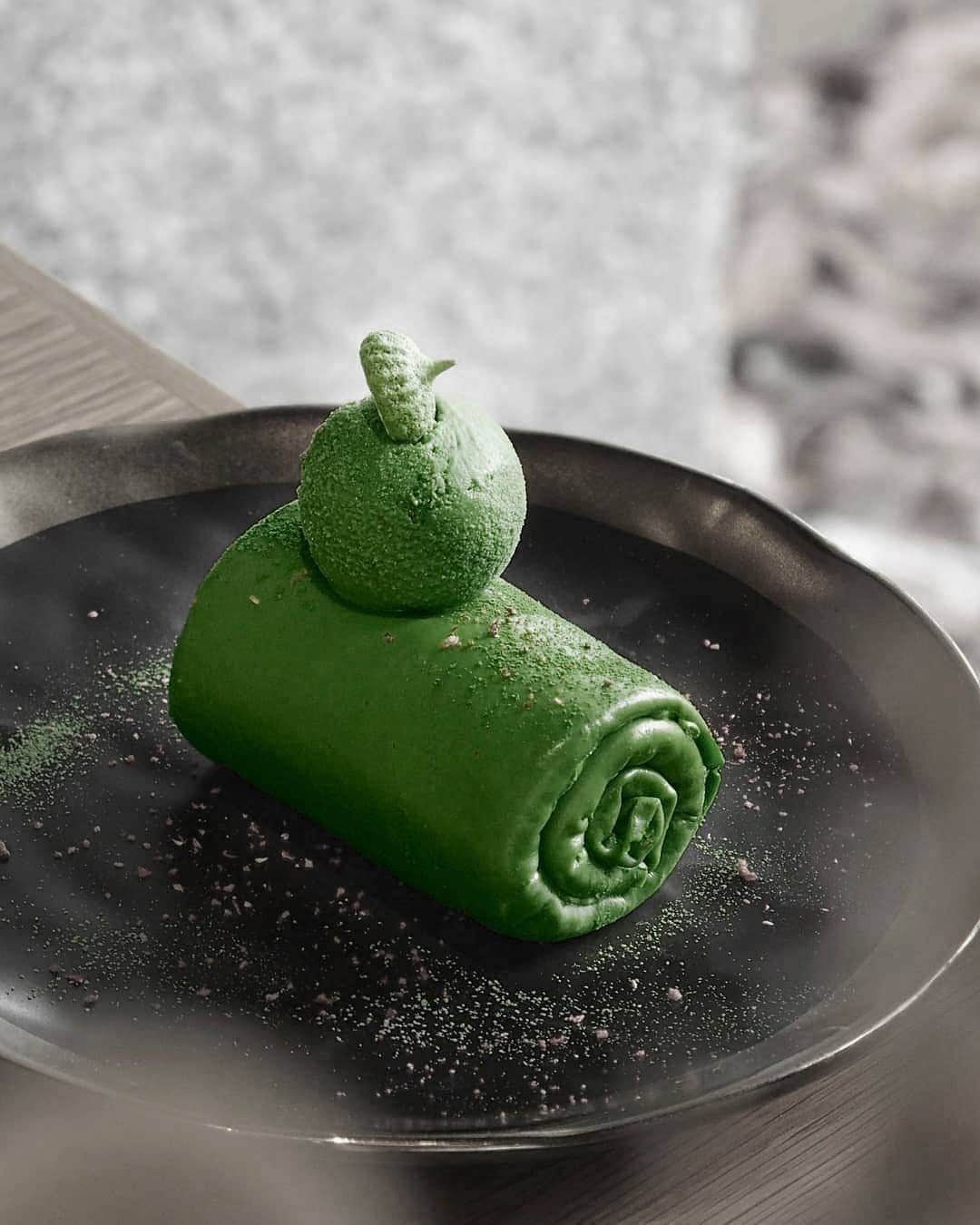 Matchæologist®さんのインスタグラム写真 - (Matchæologist®Instagram)「👋 Raise your hand if you need this #Matcha #TowelRoll topped with Matcha #IceCream and #Madeleine in your life!! We’re definitely in Matcha heaven 🌿 over here right now! (📷: @matcha_labu) . We’ve got you covered if you’re craving the captivating taste of matcha green tea 🌿— the ultimate superfood that you can combine into any of your favourite creations! Try our Midori™ Matcha. It’s a perfect matcha grade for use in any delicious matcha recipes! 🍰 . 👉 Click the link in our bio @Matchaeologist. . Matchæologist® #Matchaeologist Matchaeologist.com」2月8日 2時56分 - matchaeologist