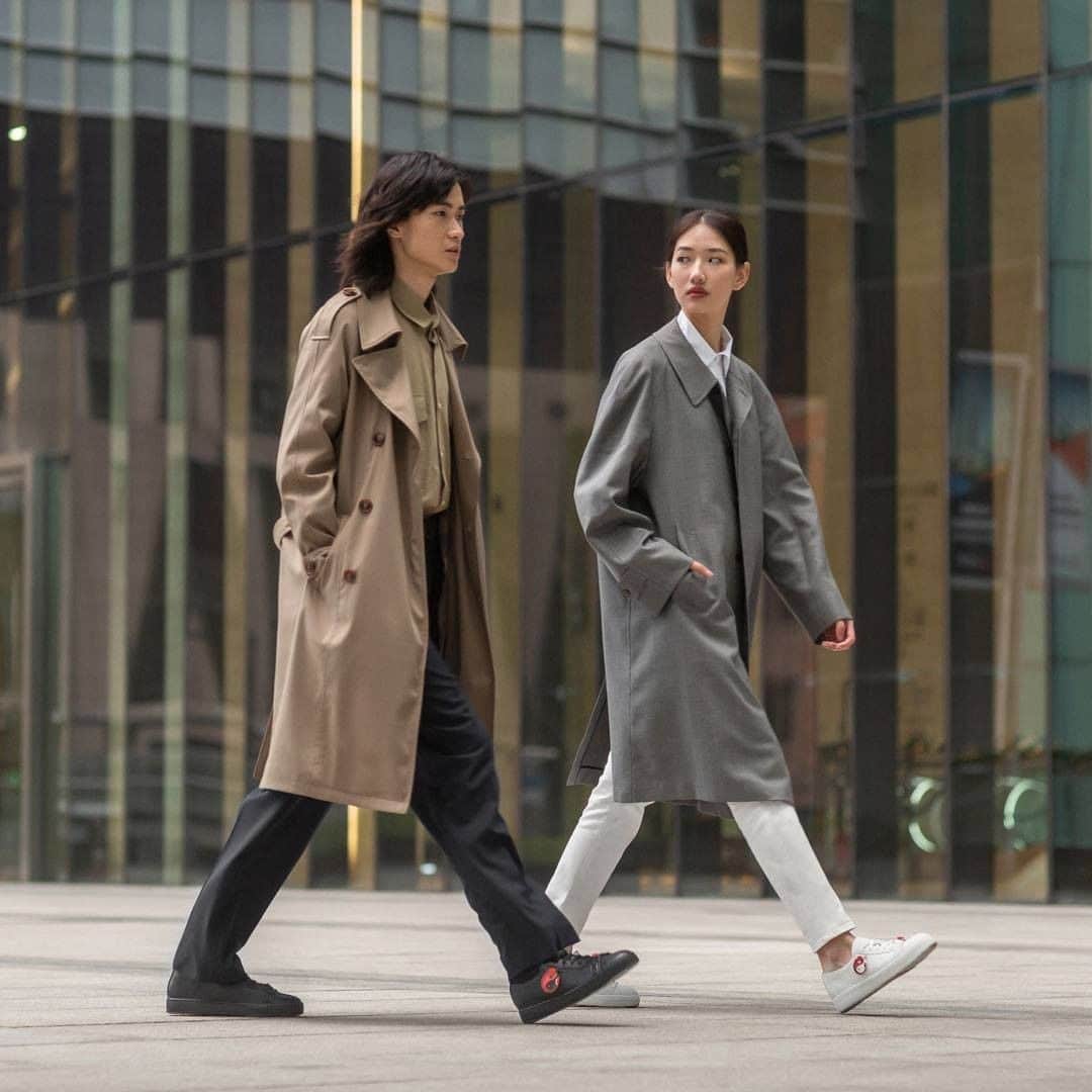 サントーニのインスタグラム：「Stepping around Shanghai with new sneakers from the Ox collection by Santoni: our essential trainer in black or white with contrasting leather Ox.   Discover more through link in bio.  #Santoni」