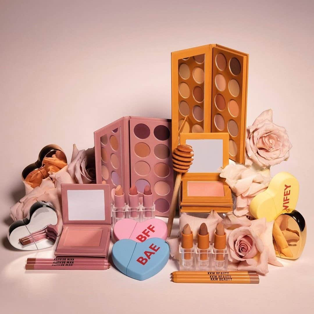 クリス・ジェンナーさんのインスタグラム写真 - (クリス・ジェンナーInstagram)「✨💕 VALENTINE’S GIVEAWAY💕✨ Kim is giving away her brand new @kkwbeauty Matte Mauve & Honey Collection + her @kkwfragrance Hearts Collection!!! One lucky winner will be chosen at random on Friday, 2.12 @kimkardashian ✨  Follow @kkwbeauty and @kkwfragrance for entry details!」2月8日 3時03分 - krisjenner