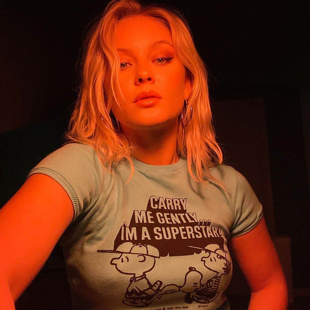 ザラ・ラーソンのインスタグラム：「!」