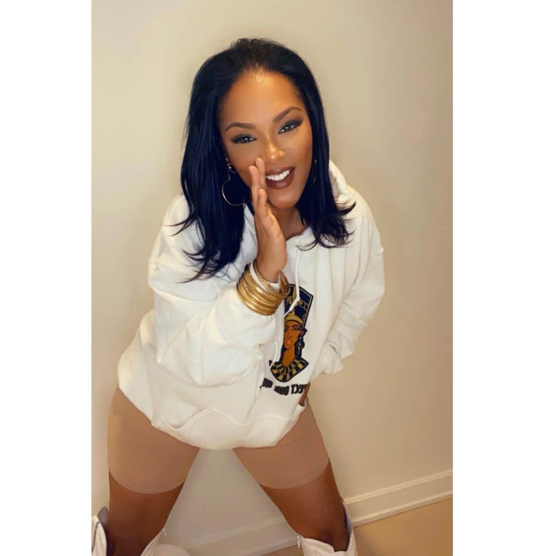 キーシャ・エップスのインスタグラム：「Pssst, Happy Sunday ya’ll✨  One day on a lazy Saturday afternoon(yesterday) after getting some work in, you know just vibing out with my man. I decided to get cute in my hoodie & boots.  So I flicked it up. The end😛  #HoodieAndBootsMyNewSingle🤣  I LOVE my hoodie baby, thank you my King😘❤️  Earrings: Sweetheart Hoops  #SimoneSmithJewelry Hoodie: “Protect Our Queens” by #DJKaySlay」