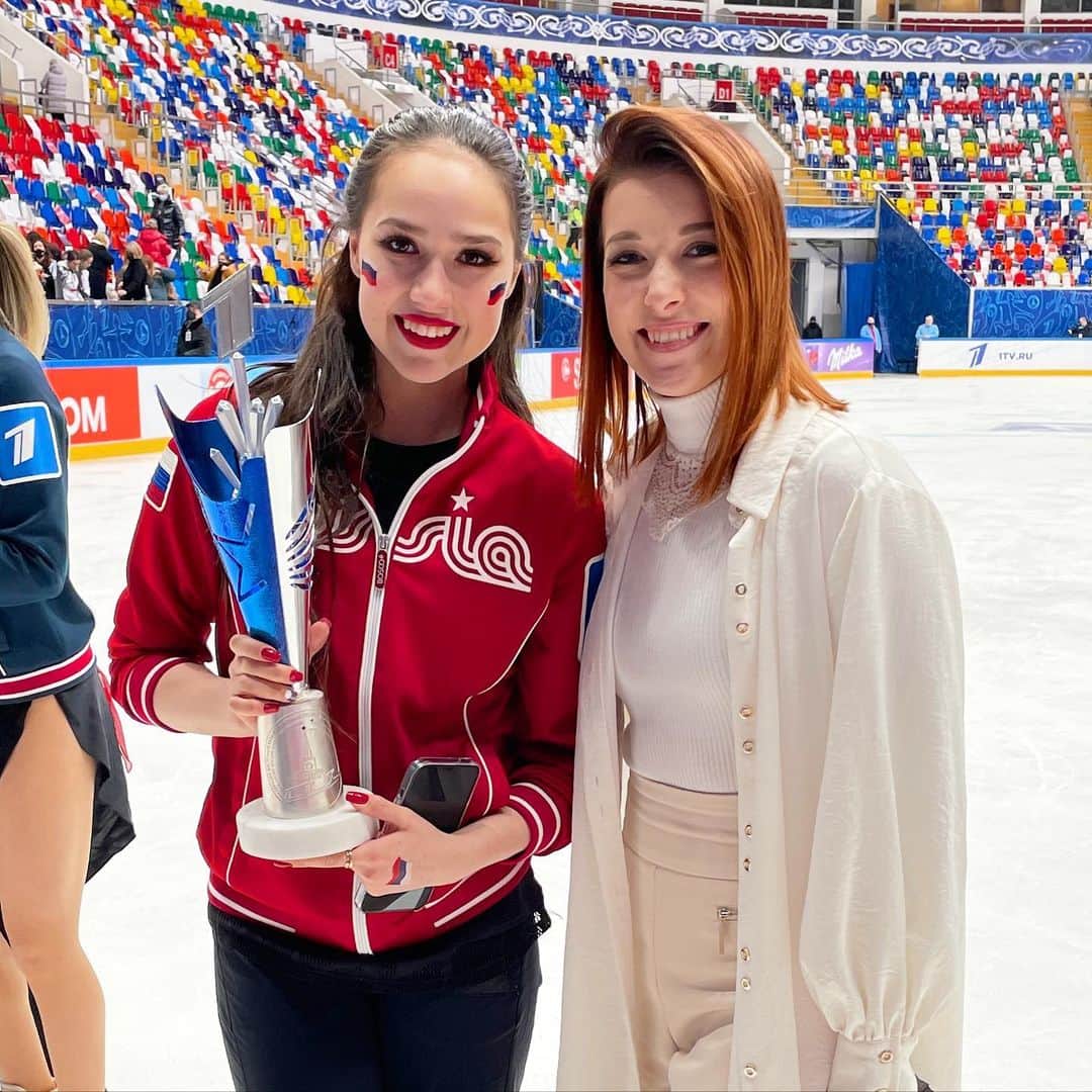 エカテリーナ・ボブロワのインスタグラム：「Командный турнир 🏆  Моё мнение – это было круто! Интересно, зрелищно, интригующе! Один прыжковый фестиваль чего стоил! Хочу, чтобы эти соревнования стали традицией. Во-первых, это отличный повод лучшим из лучших фигуристам нашей страны вновь сойтись в очной борьбе. Это невероятный праздник для всех любителей фигурного катания и шанс вновь увидеть своих любимых спортсменов на льду! Во-вторых, я подозреваю, что рейтинги просмотров этого турнира на @1tv зашкаливали!  Я от всей души поздравляю команду «Красная машина» с победой! Но искренне рукоплещу обеим командам 👏 Как все ребята сплотились, как каждый спортсмен выходил на старт и с полной отдачей катался, чтобы не подвести команду!  Я была счастлива лицезреть всё это вживую! И испытала отдельную радость от того, что смогла побывать в замечательной атмосфере мира фигурного катания. Я как будто вернулась домой 🤗  Вывод – мне очень понравился турнир и я хочу, чтобы он проводился ещё много-много лет!  А теперь у меня вопрос к вам, мои подписчики! Если турнир будет проведён в следующем году вновь, кого бы вы хотели видеть капитанами команд? 🤔 Пишите в комментариях ⬇️」