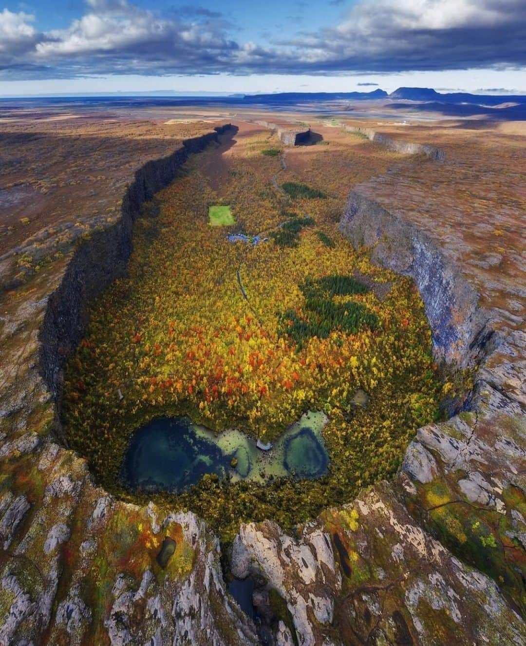Earth Picsさんのインスタグラム写真 - (Earth PicsInstagram)「Aerial view of the forests within Ásbyrgi! 🌲 Located in Jokulsargljufur within the Vatnajokull National Park, Asbyrgi has a 330 ft high cliffs which form a 1 kilometer wide ring of protective shelter around the rich vegetation and forest. 📷 @guidetoiceland」2月8日 3時23分 - earthpix