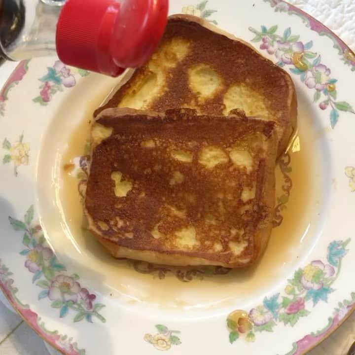スーザン・ルッチのインスタグラム：「M-mmm!  He did it again—snowy Sunday morning French Toast!  French Brioche bread/Madagascar vanilla in the batter/Vermont maple syrup on the plate!  #comfortfoodbreakfast」