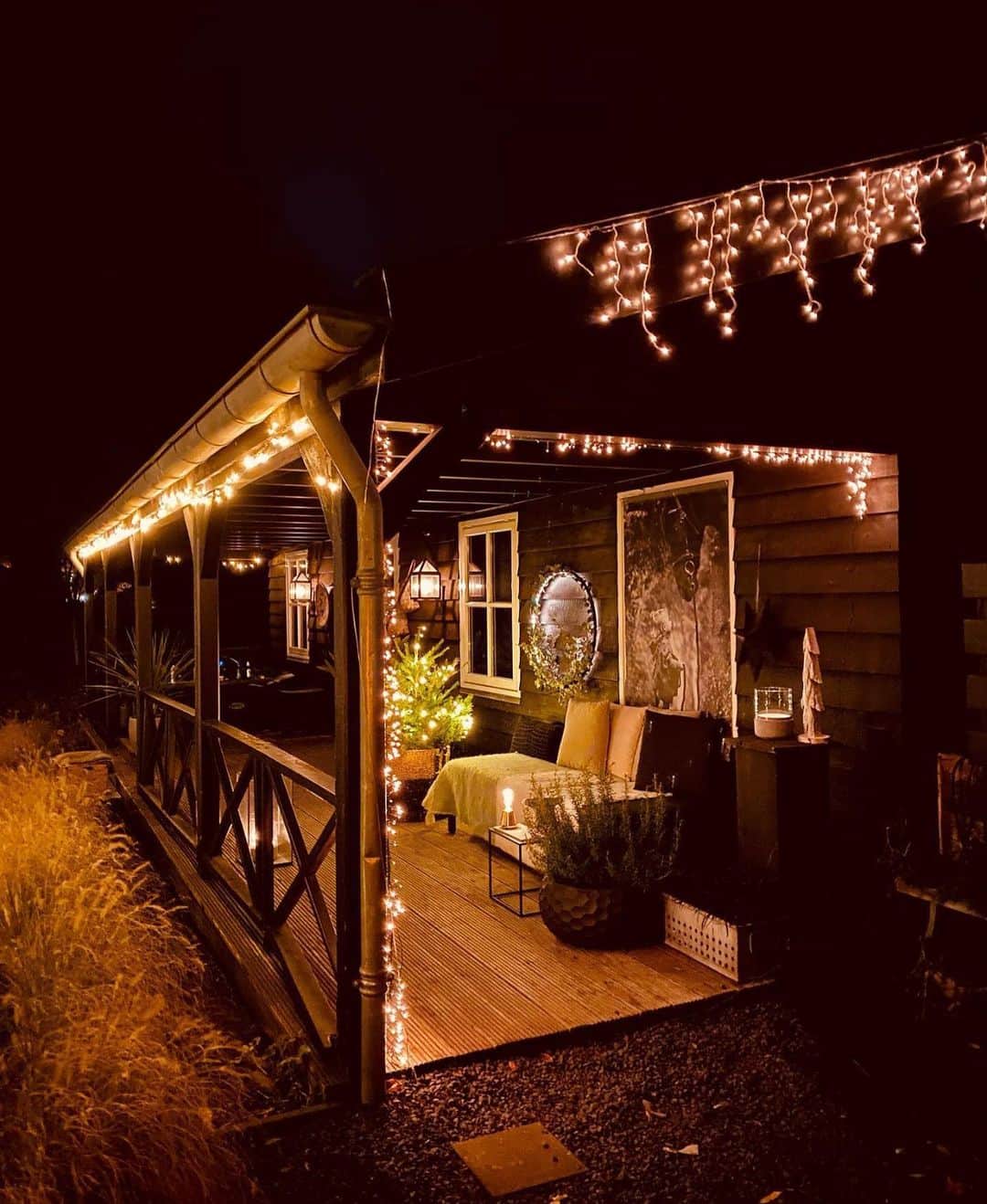 My Interiorのインスタグラム：「We are loving this outdoor veranda coziness 💫 credit @wendy_studiozinnig」