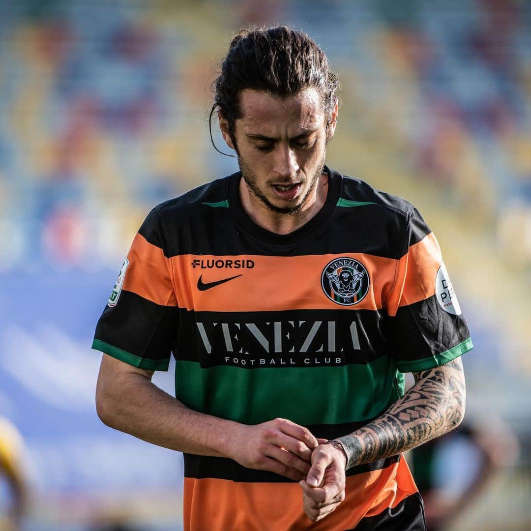 ヤコポ・デジのインスタグラム：「The first time with @veneziafc 🟠⚫️🟢 #FROVEN #serieb #arancioneroverde 🦁」