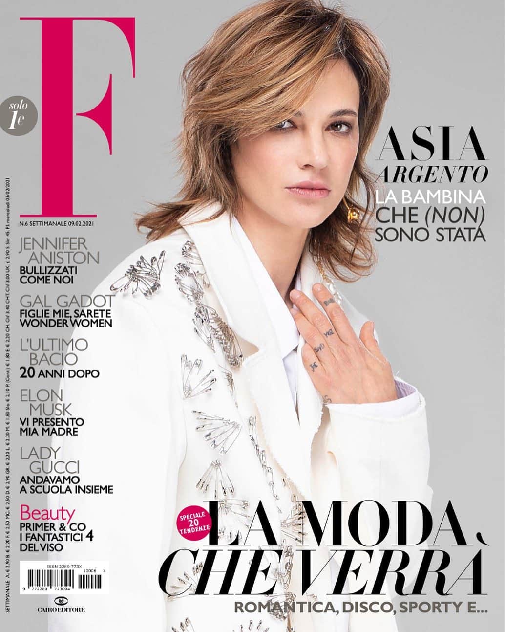 のインスタグラム：「Ben due uscite questa settimana su @thatsfabofficial 🤍  #white #glam #cool #magazine #editorial」