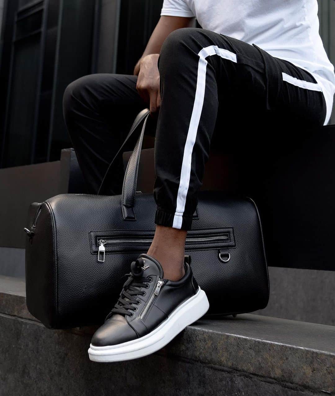 Men Withのインスタグラム：「#ad Great outfit from @martinvalenstore 👌🏽 Tap the photo to shop!」