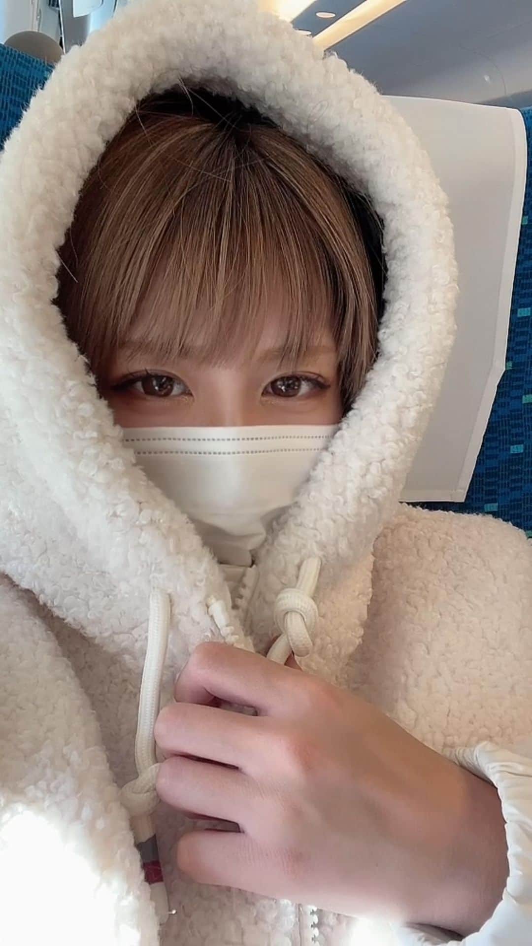 篠崎ゆうきのインスタグラム：「★  新幹線ゆらゆら🤤  #新幹線 #ゆらゆら #篠崎ゆうき」