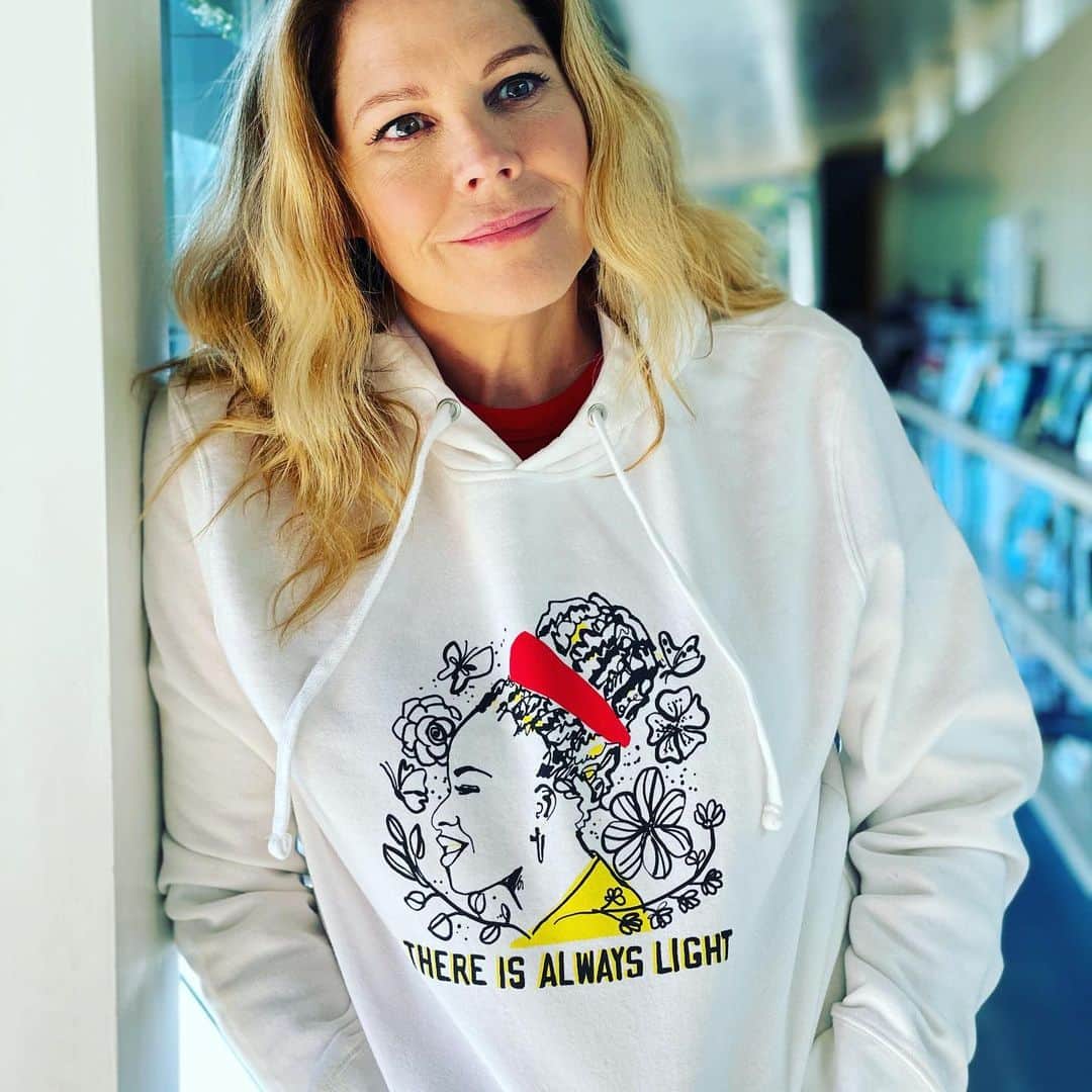 メアリー・マコーマックのインスタグラム：「Tuning in to watch the #1 US Youth Poet Laureate give the #1 poetry reading at the #SuperbowlLV! We’re cheering on @amandascgorman as she makes history – yet again. Check out how you can show your support for the woman leader breaking barriers with these hoodies and shirts from artist @gaylekabaker, and learn more about @vitalvoices, an organization investing in women leaders around the world solving our greatest challenges!」